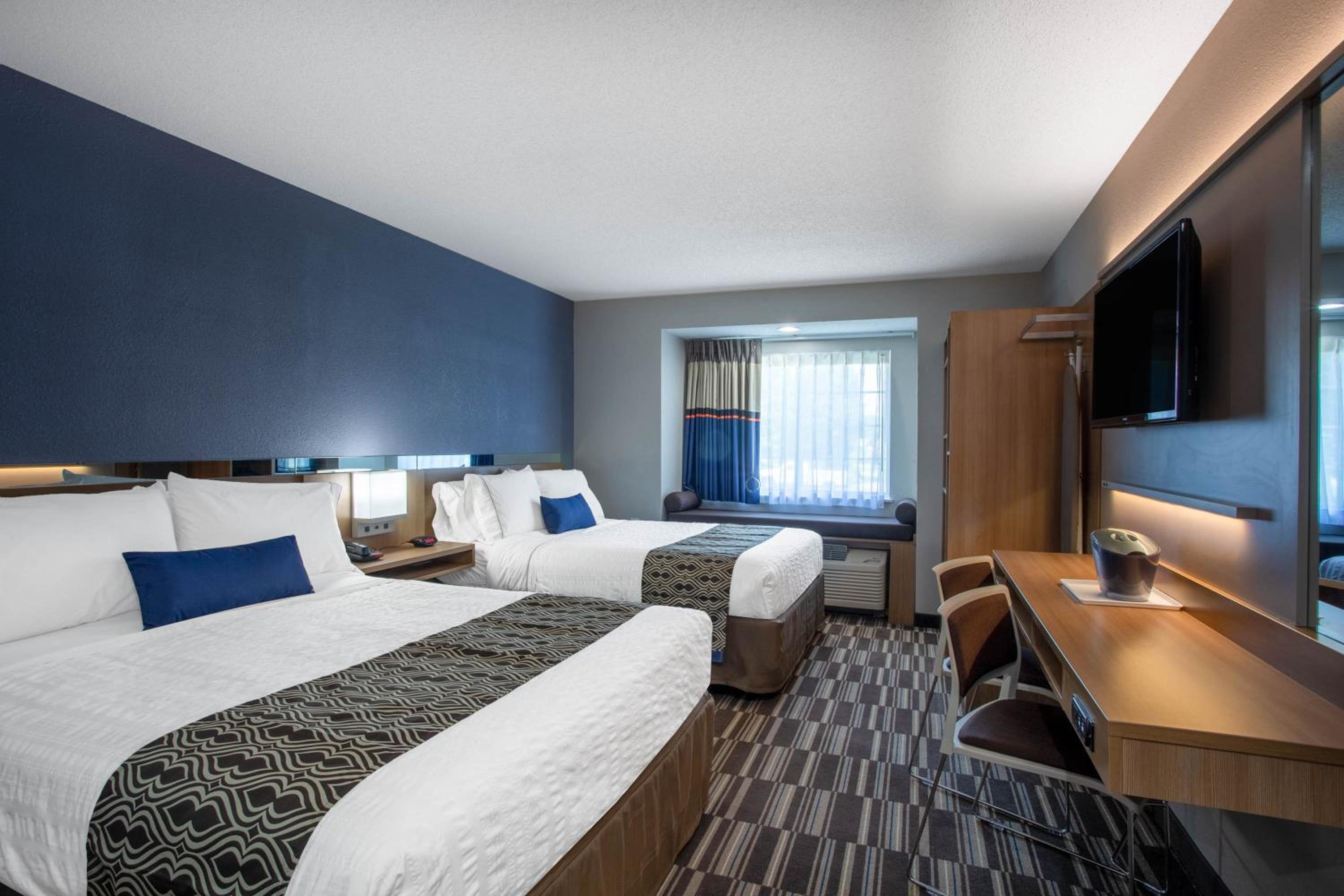 Queen Room with Two Queen Beds - Mobility Access/Non-Smoking - Photo 6