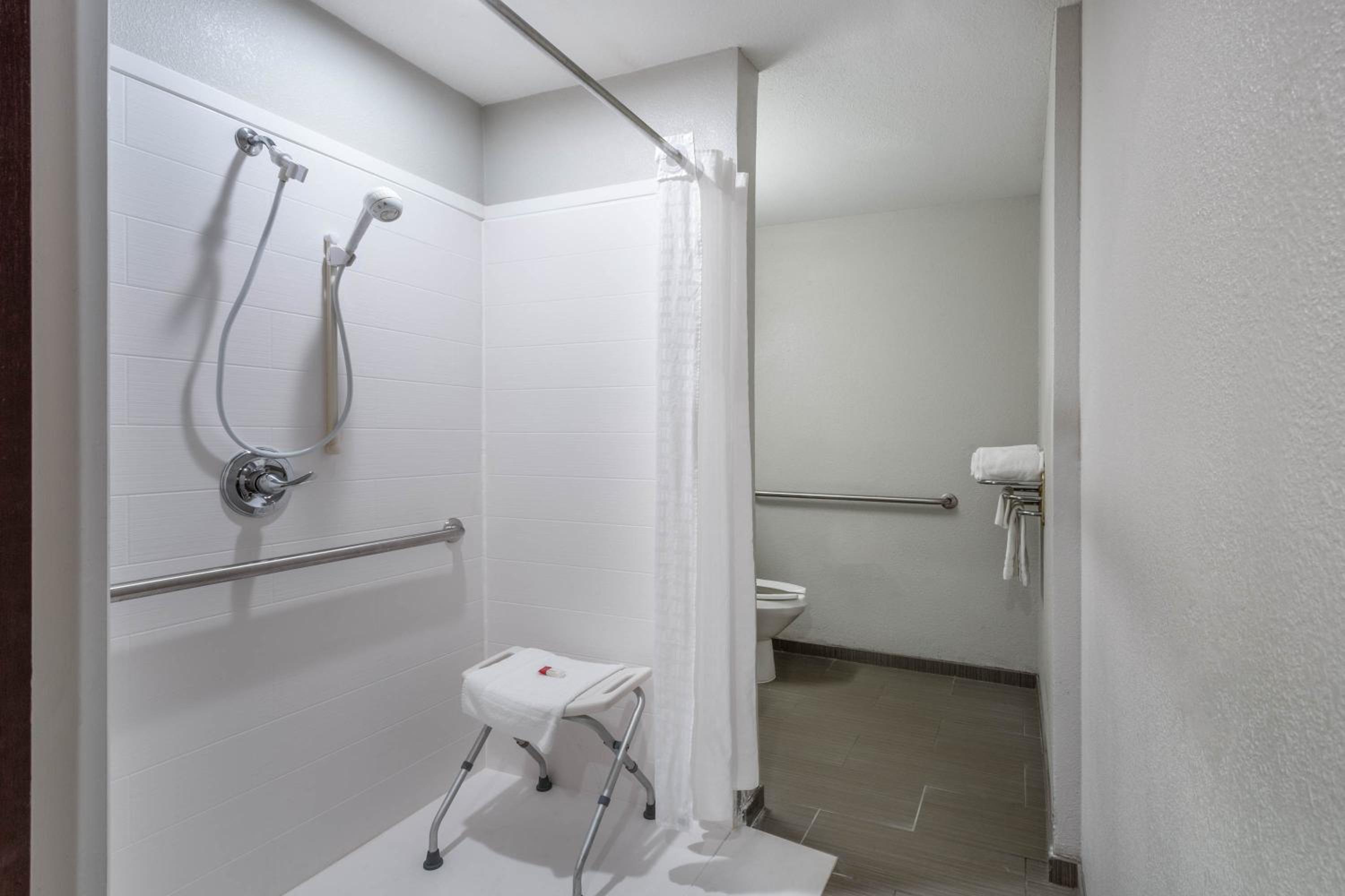 Queen Room with Two Queen Beds - Mobility Access/Non-Smoking - Photo 3