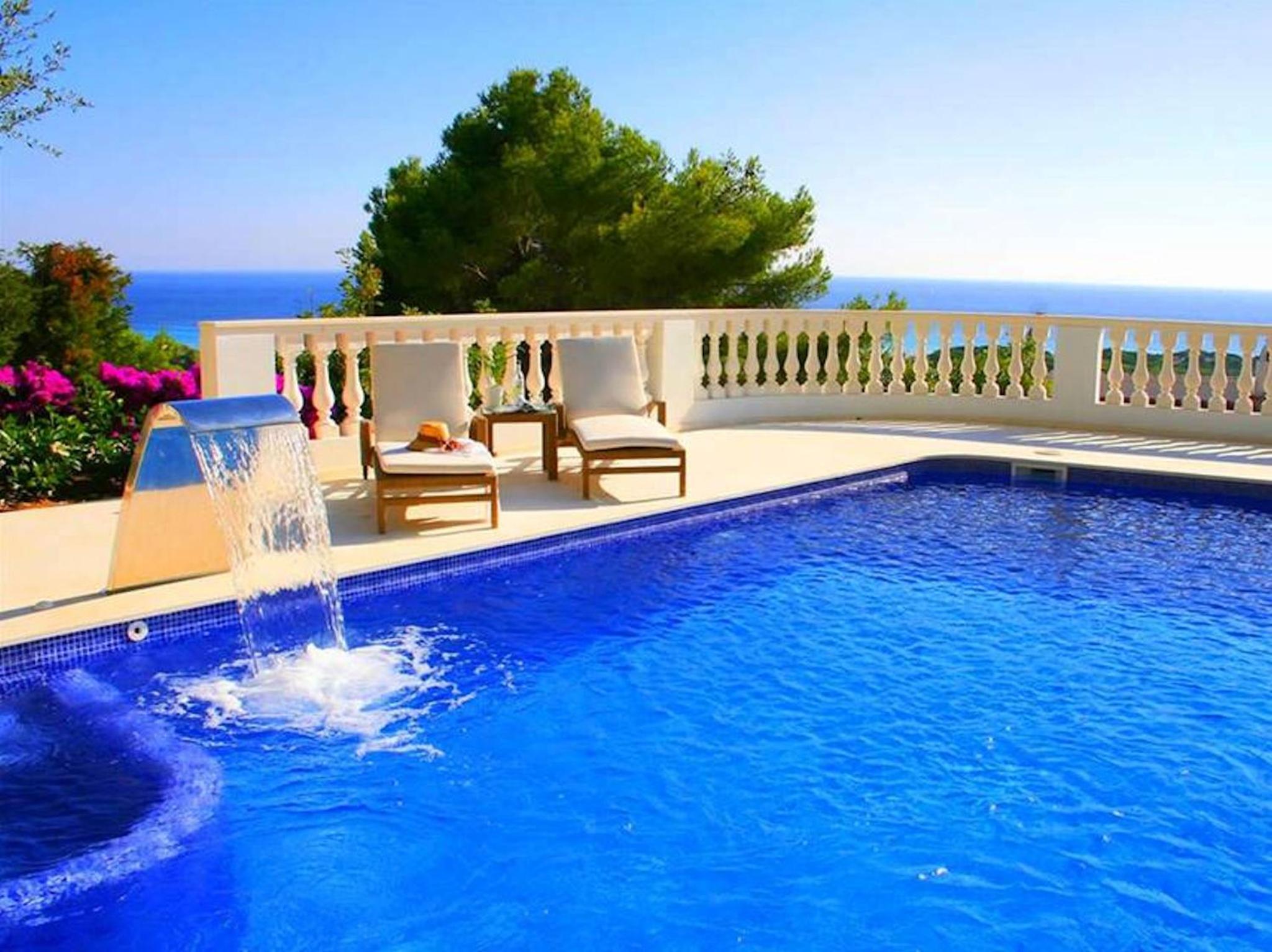 Six-Bedroom Villa photo 2
