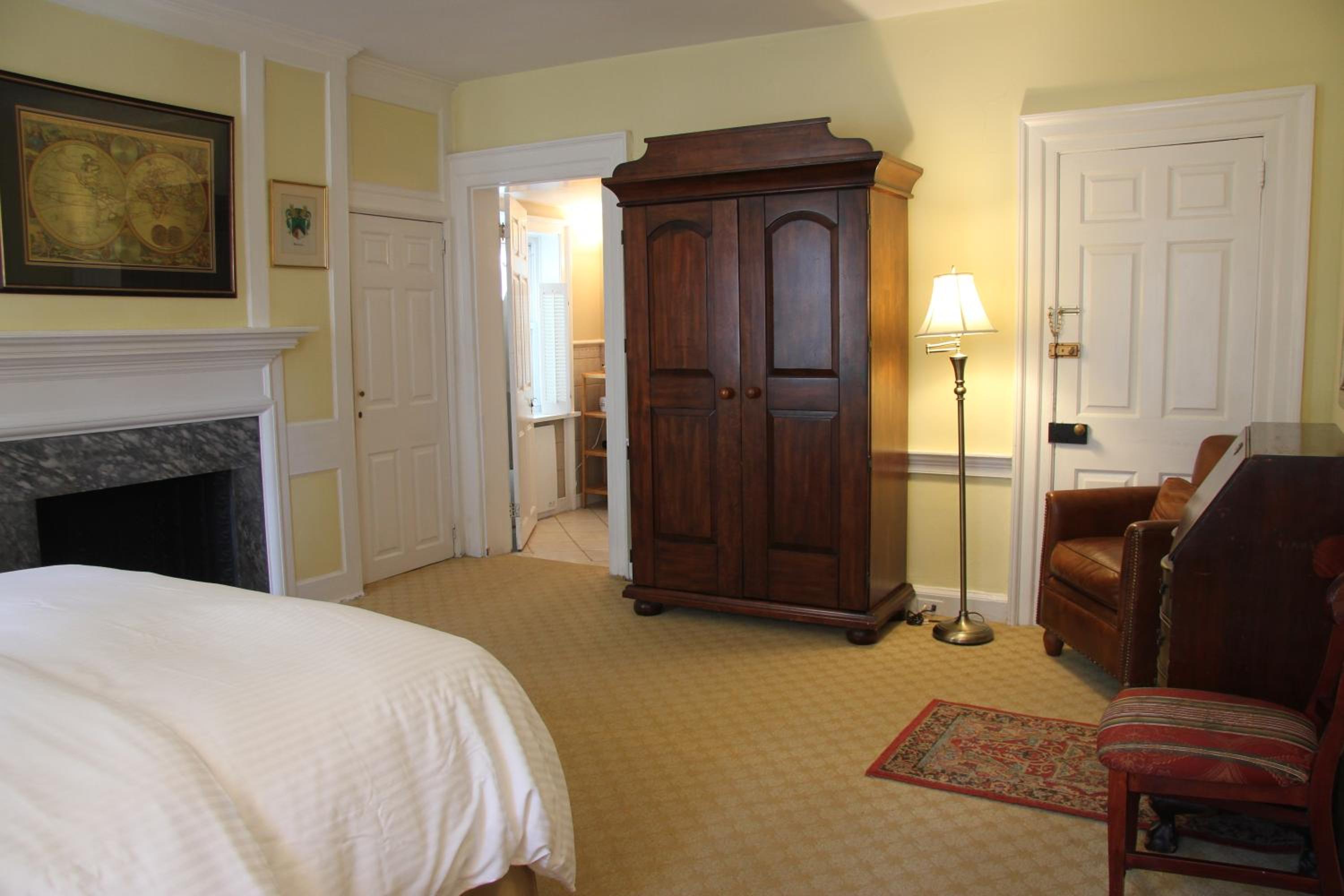 Luxury Room 302 Main Building thumbnail 6