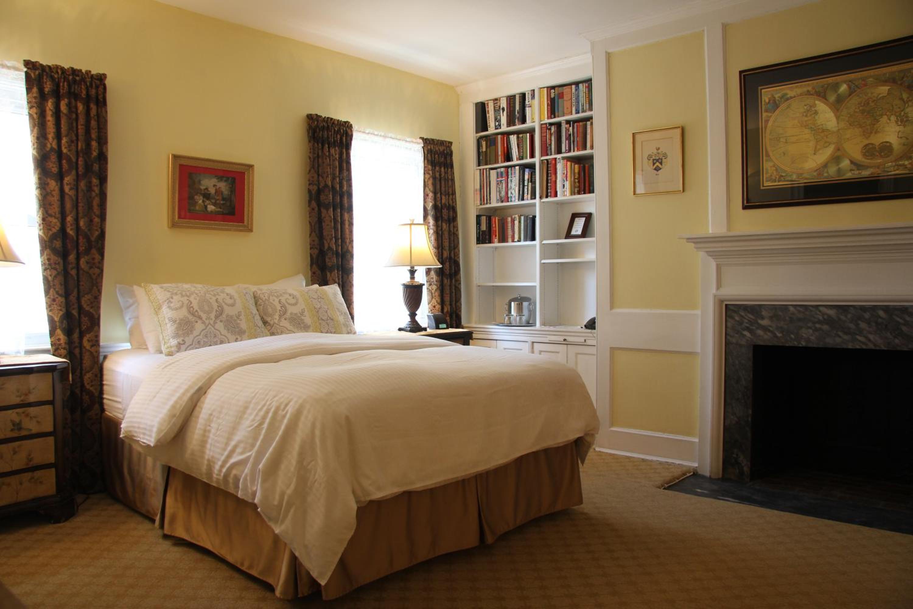 Luxury Room 302 Main Building thumbnail 6