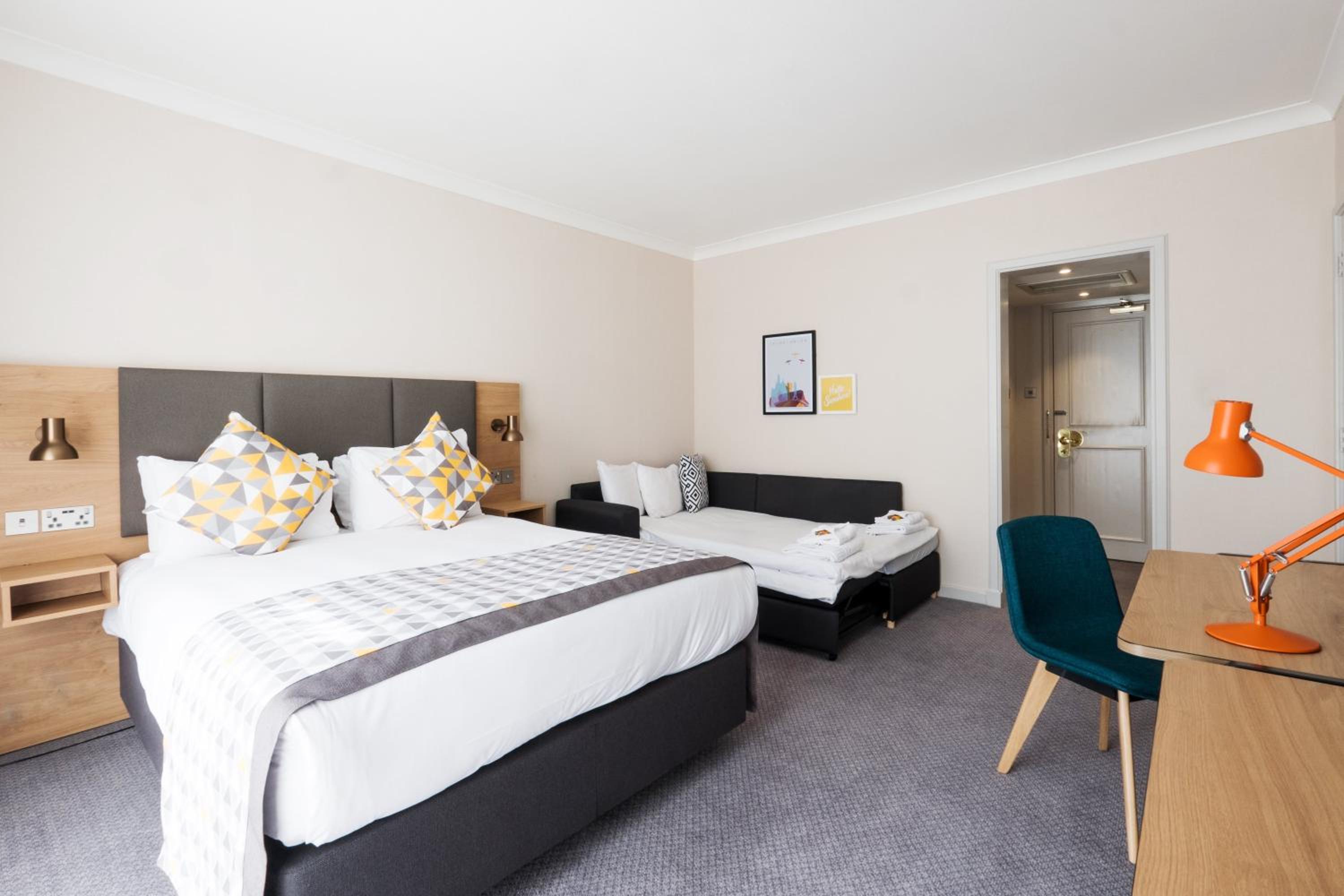 Executive Double Room with Sofa Bed - Photo 10