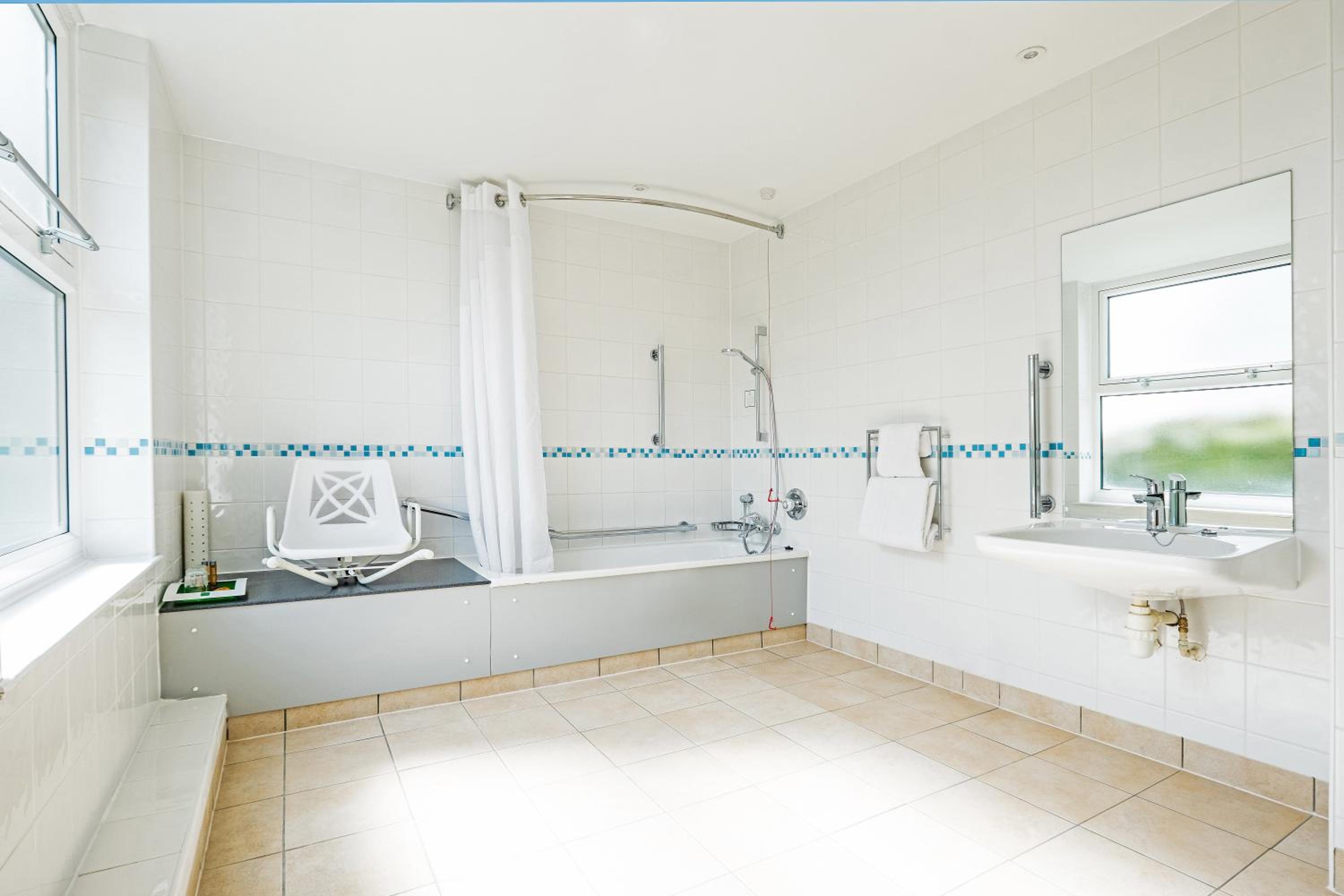 Standard Queen Room - Disability Access - Photo 7