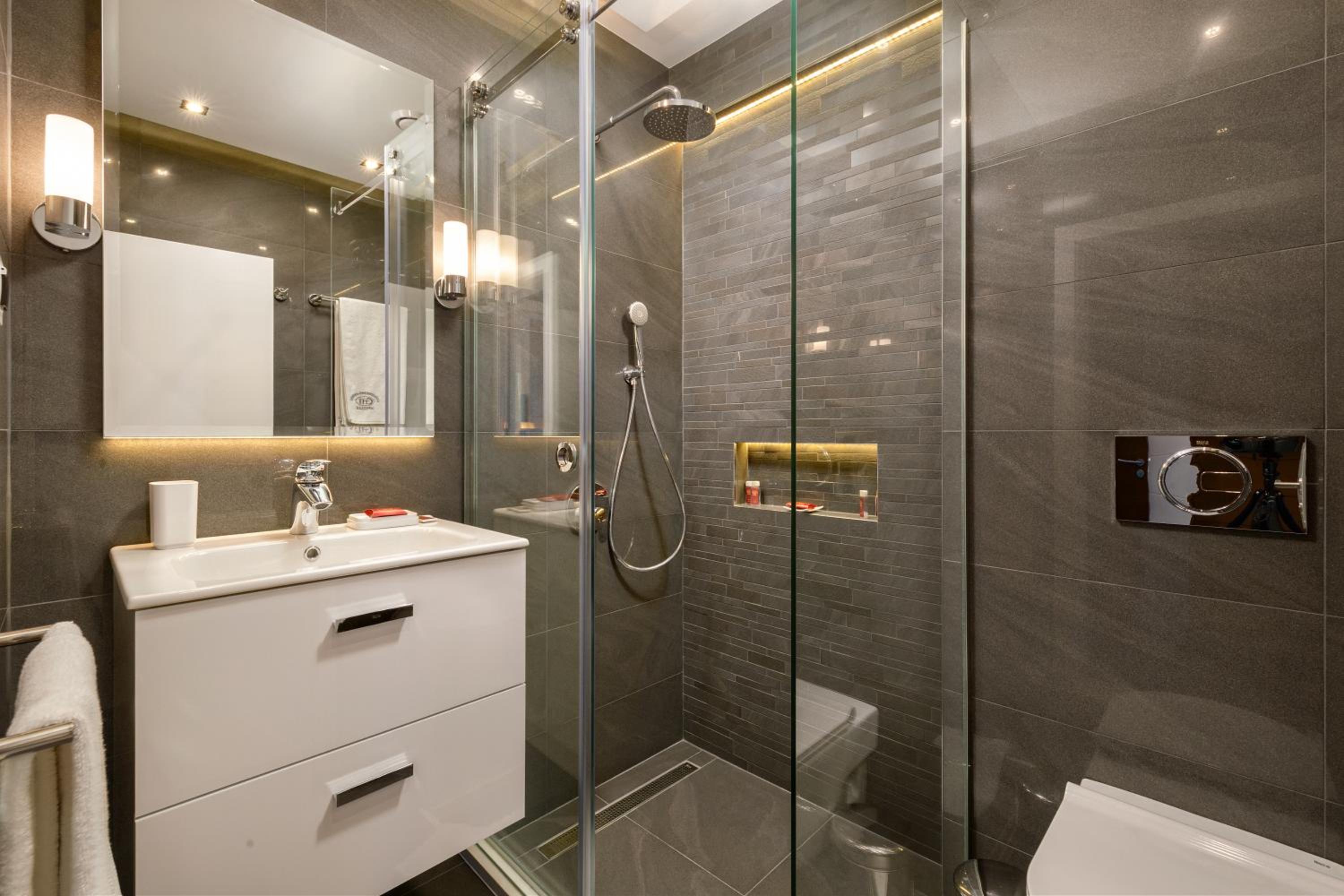 Deluxe Double Room with Balcony photo 3