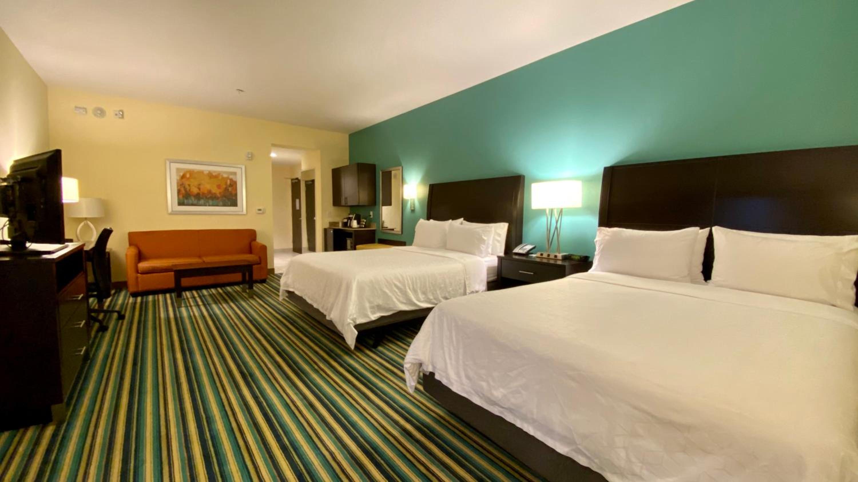 Queen Suite with Two Queen Beds and Sofa Bed - Extra Floor Space