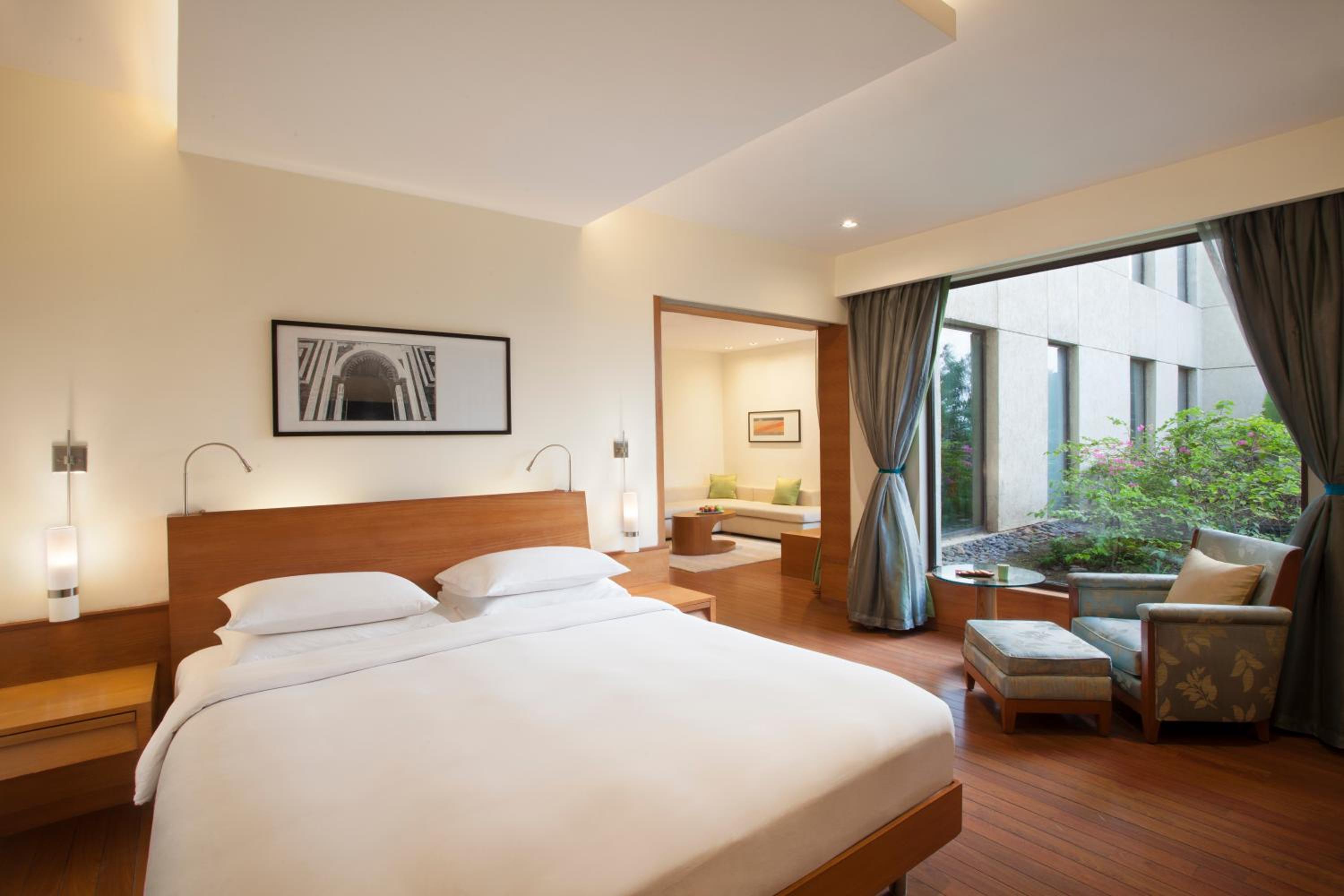 Executive Suite - Photo 2