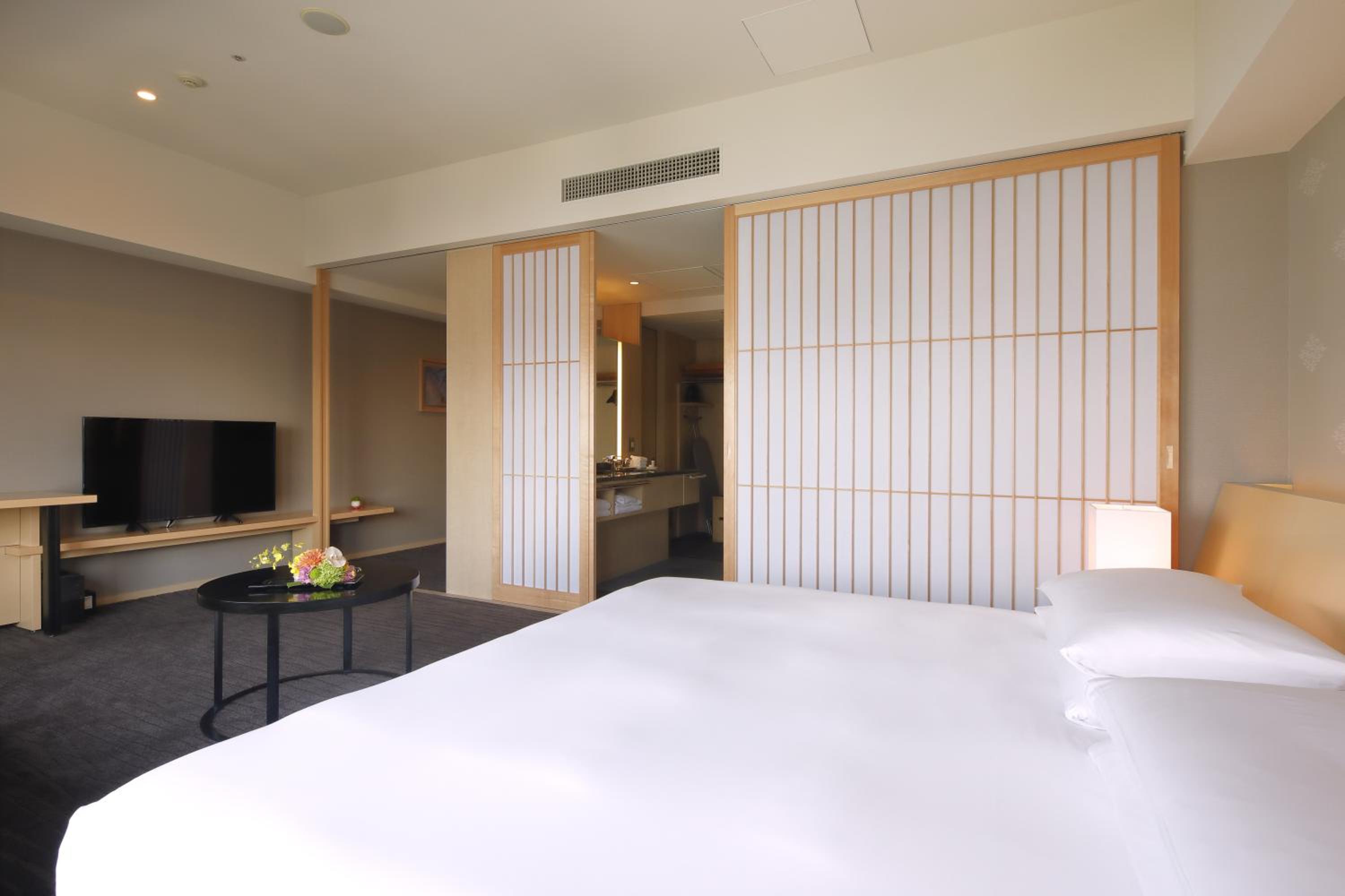 Deluxe King Room - Non-Smoking thumbnail 5