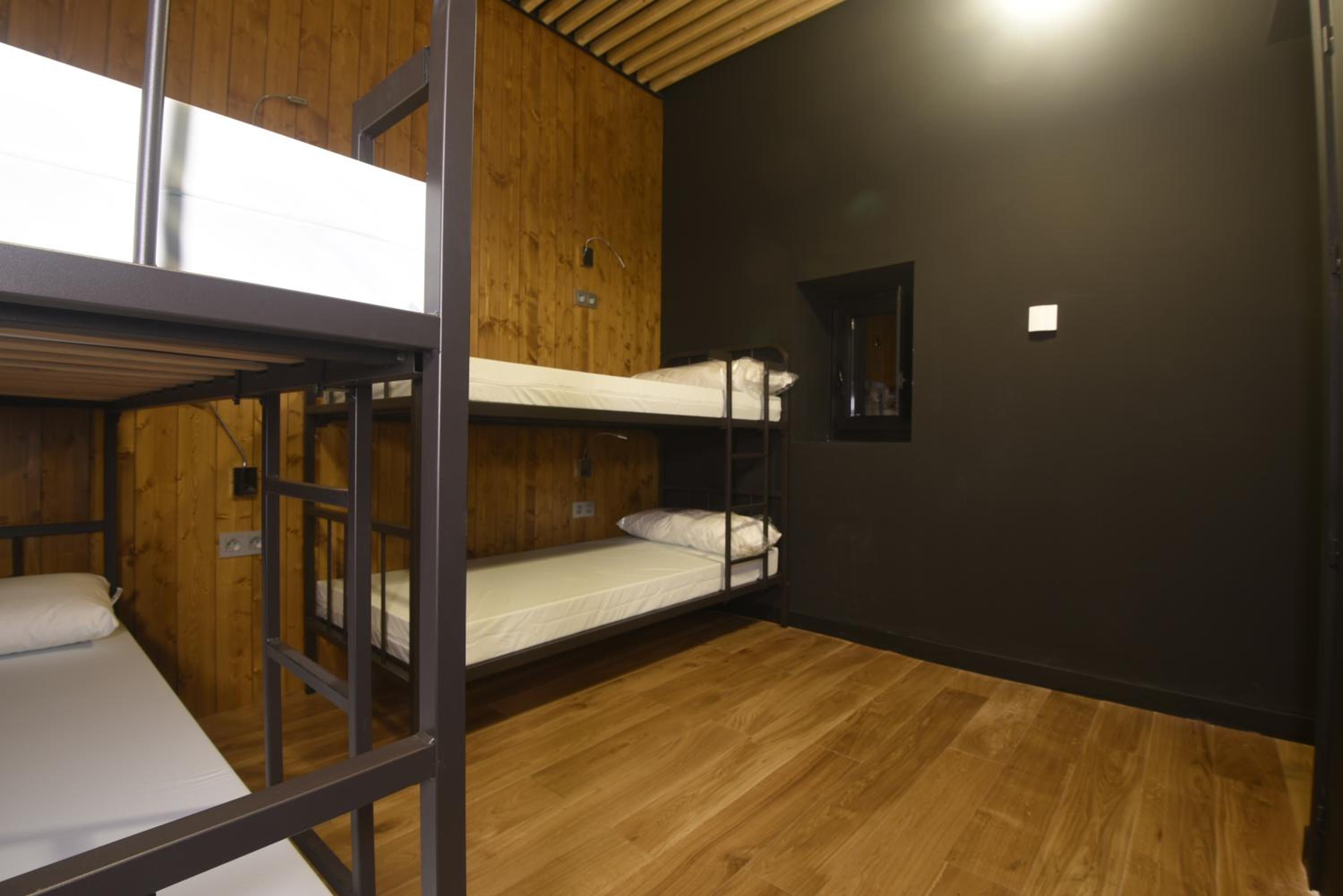 Quadruple Room with Private Bathroom - Photo 2
