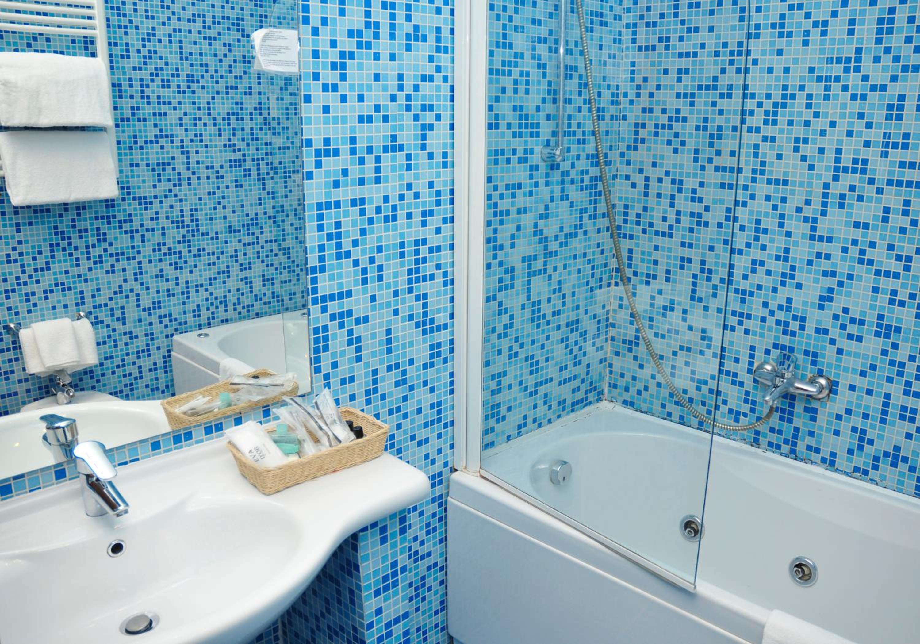 Twin Room - Photo 8