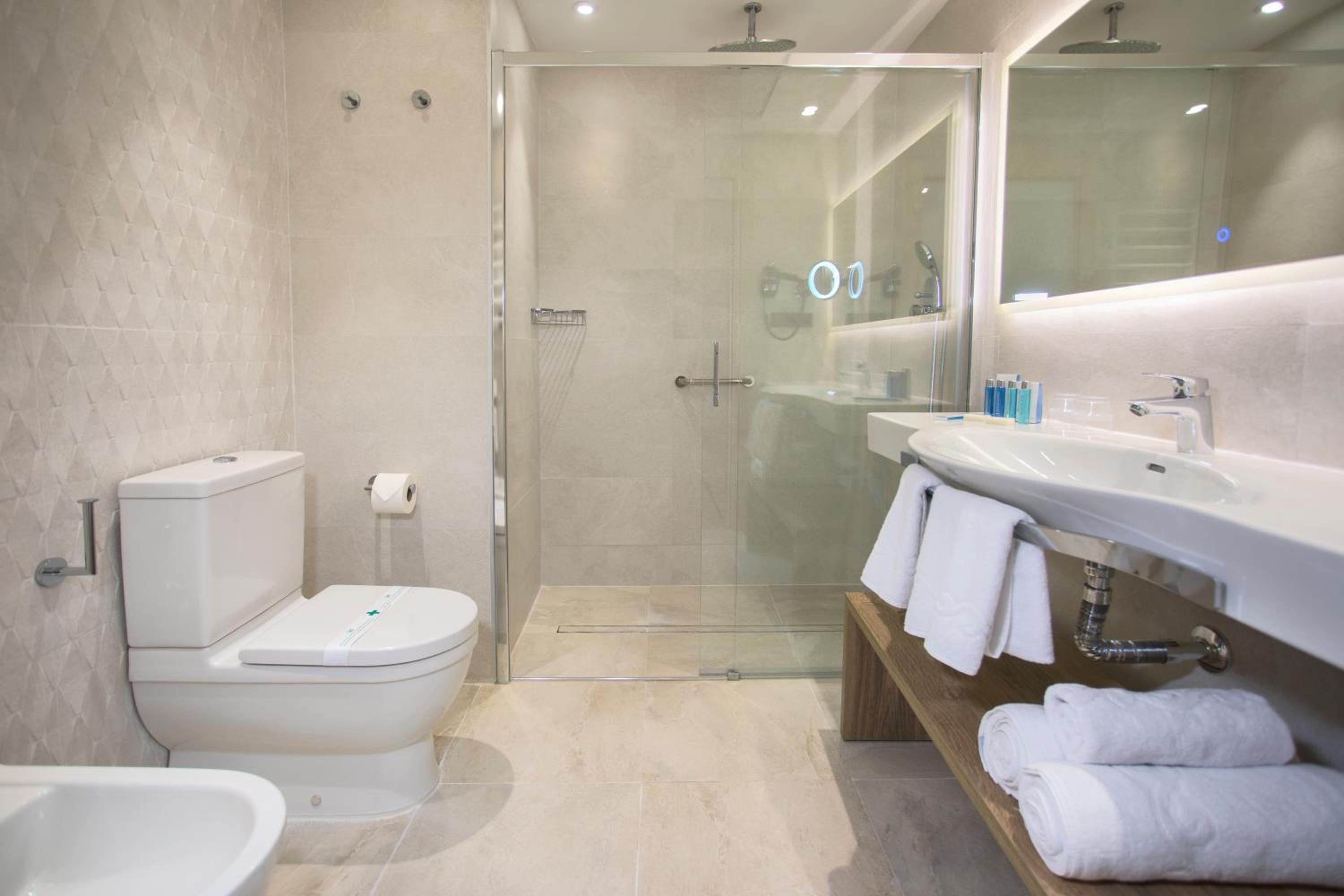 Junior Suite with Balcony - Photo 2