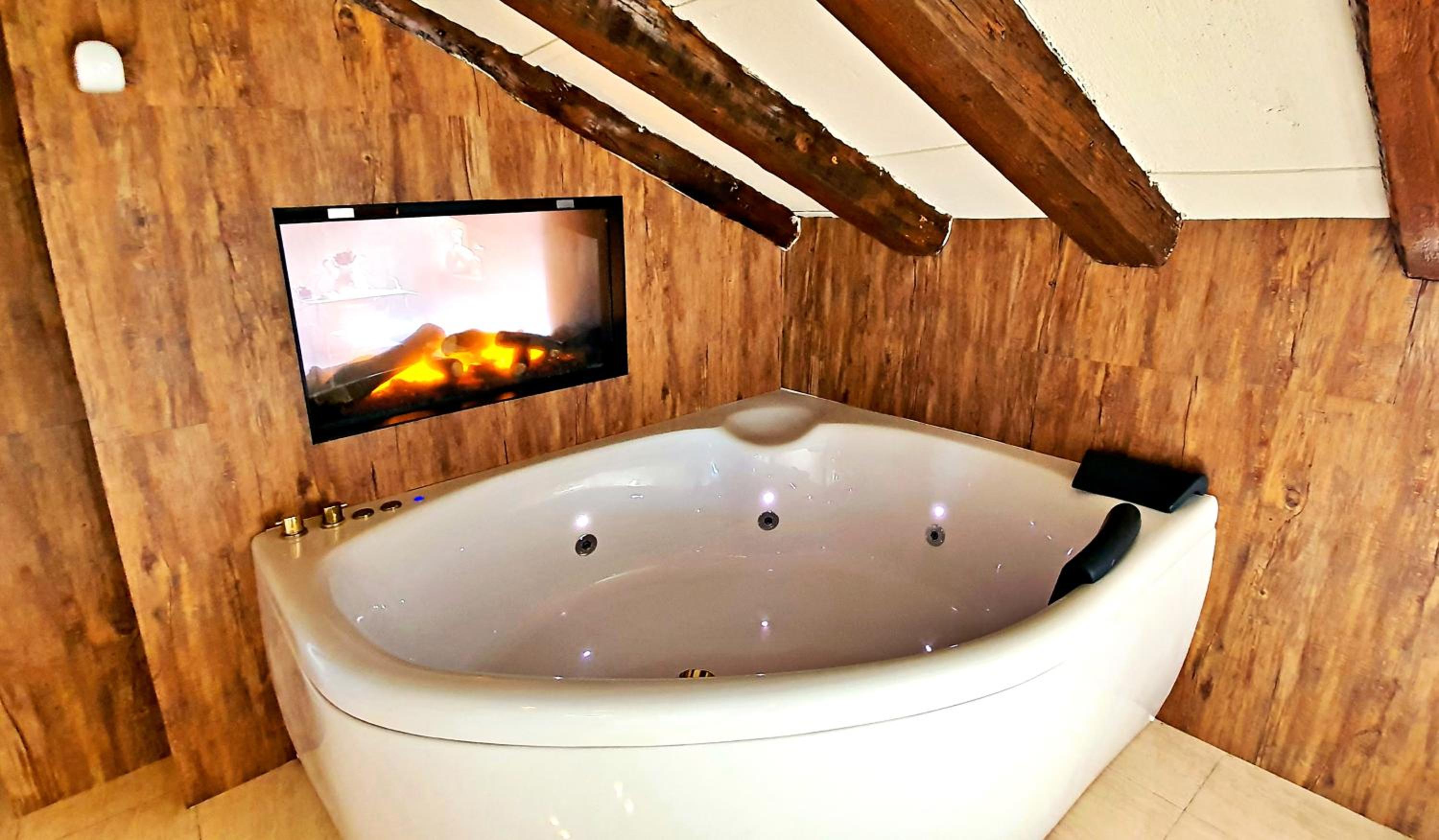 Superior Apartment with Bathtub - Photo 2