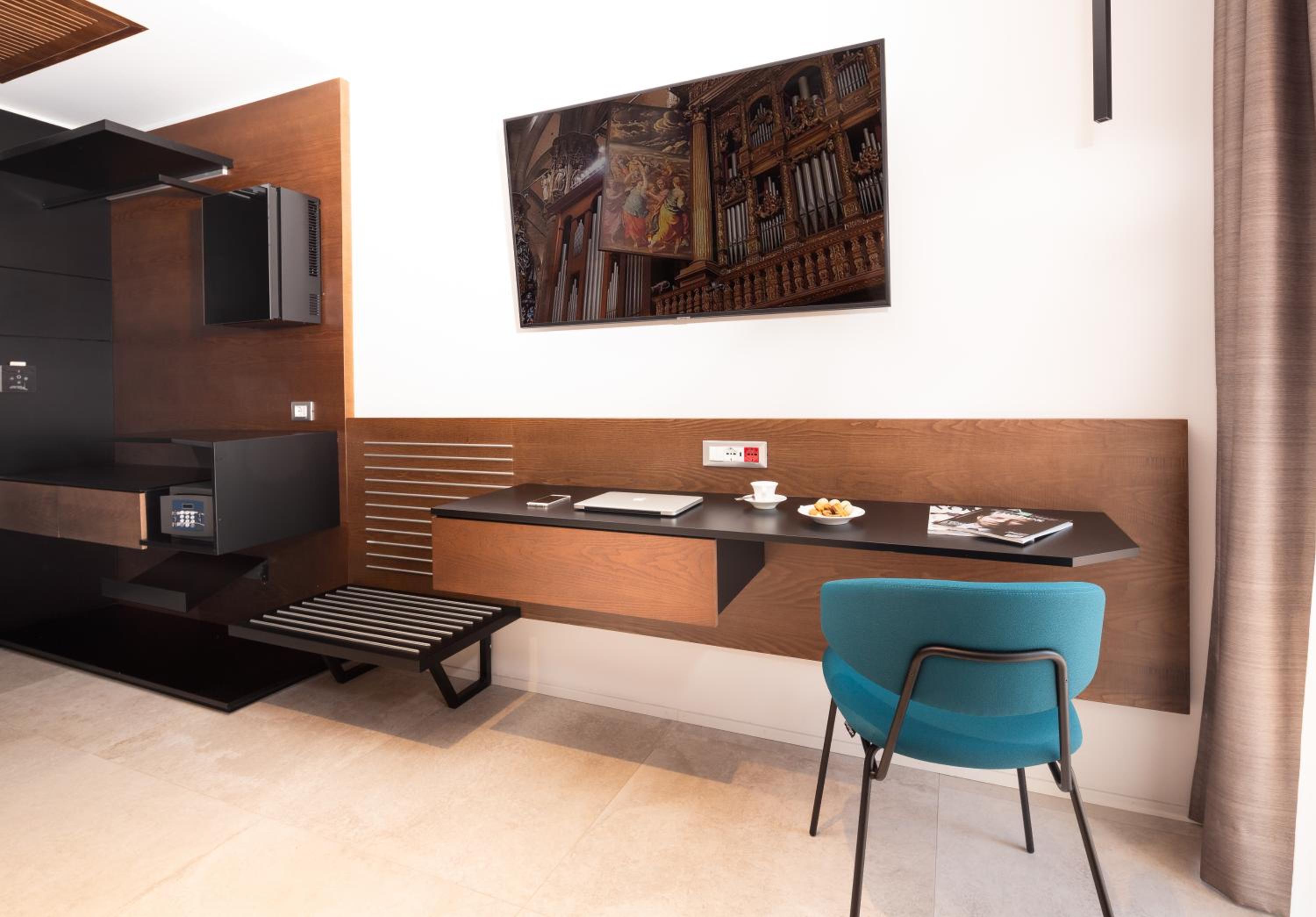 Business Double Room thumbnail 6