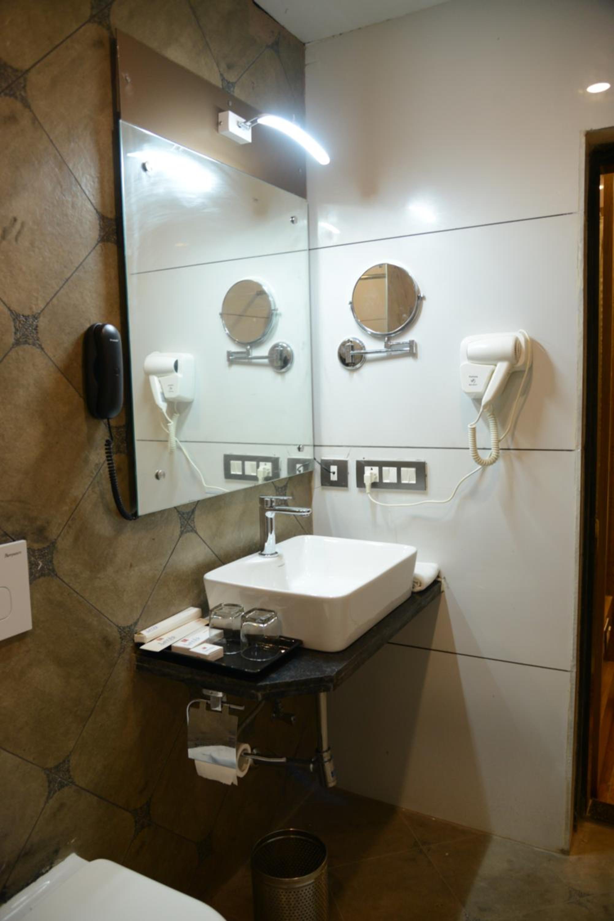 Deluxe Room - Photo 4