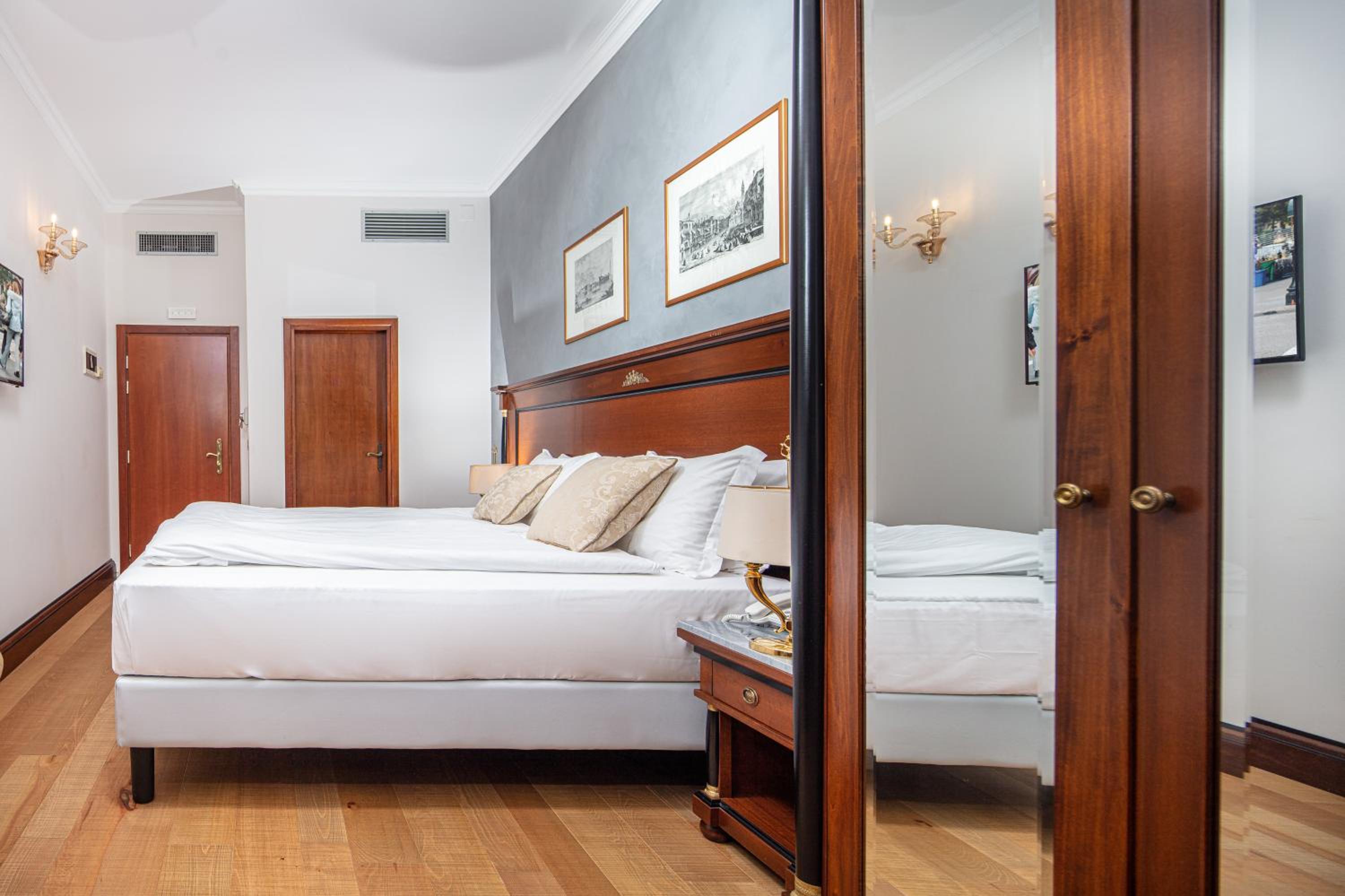 Deluxe Double Room with Canal View - Photo 5