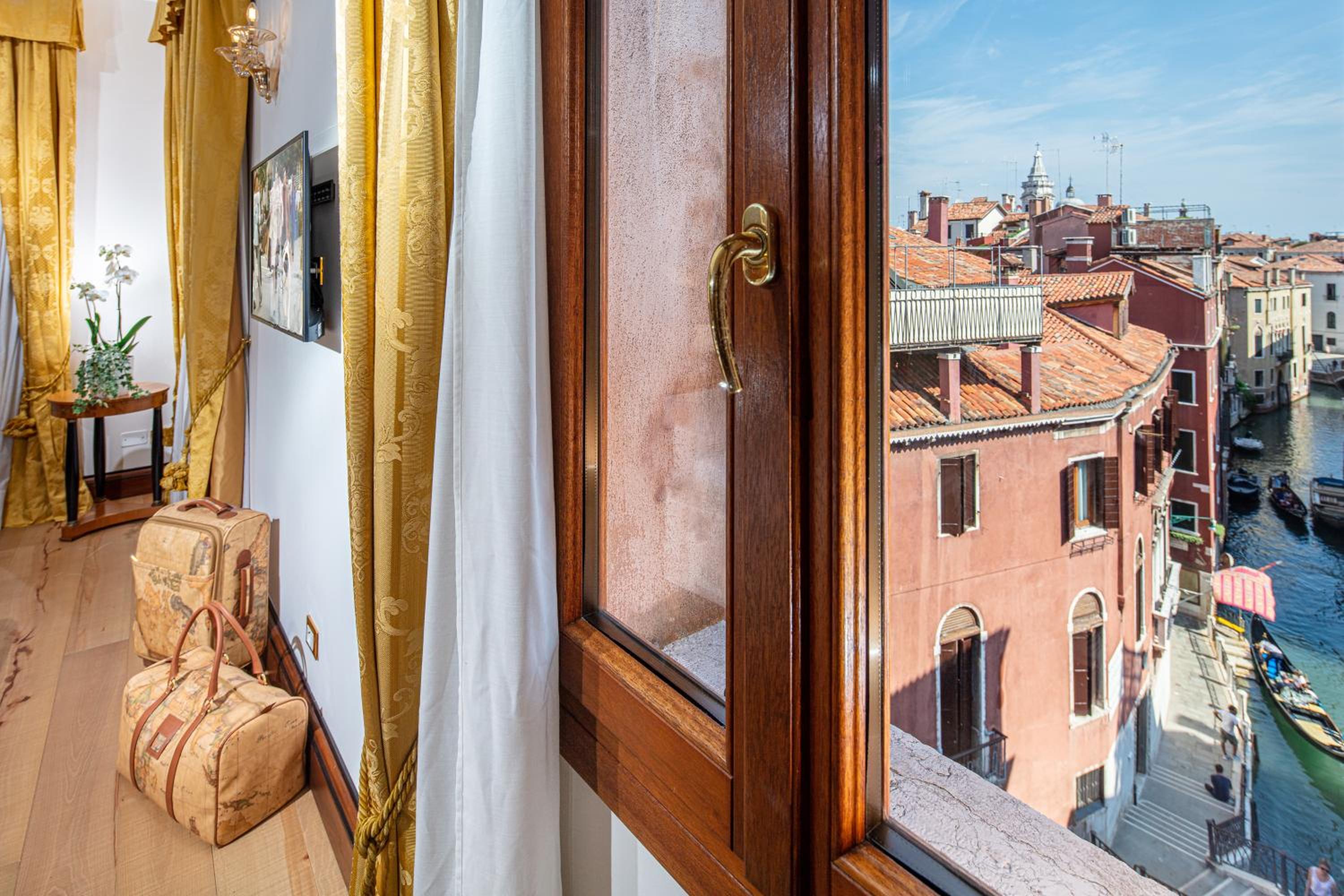 Deluxe Double Room with Canal View - Photo 2
