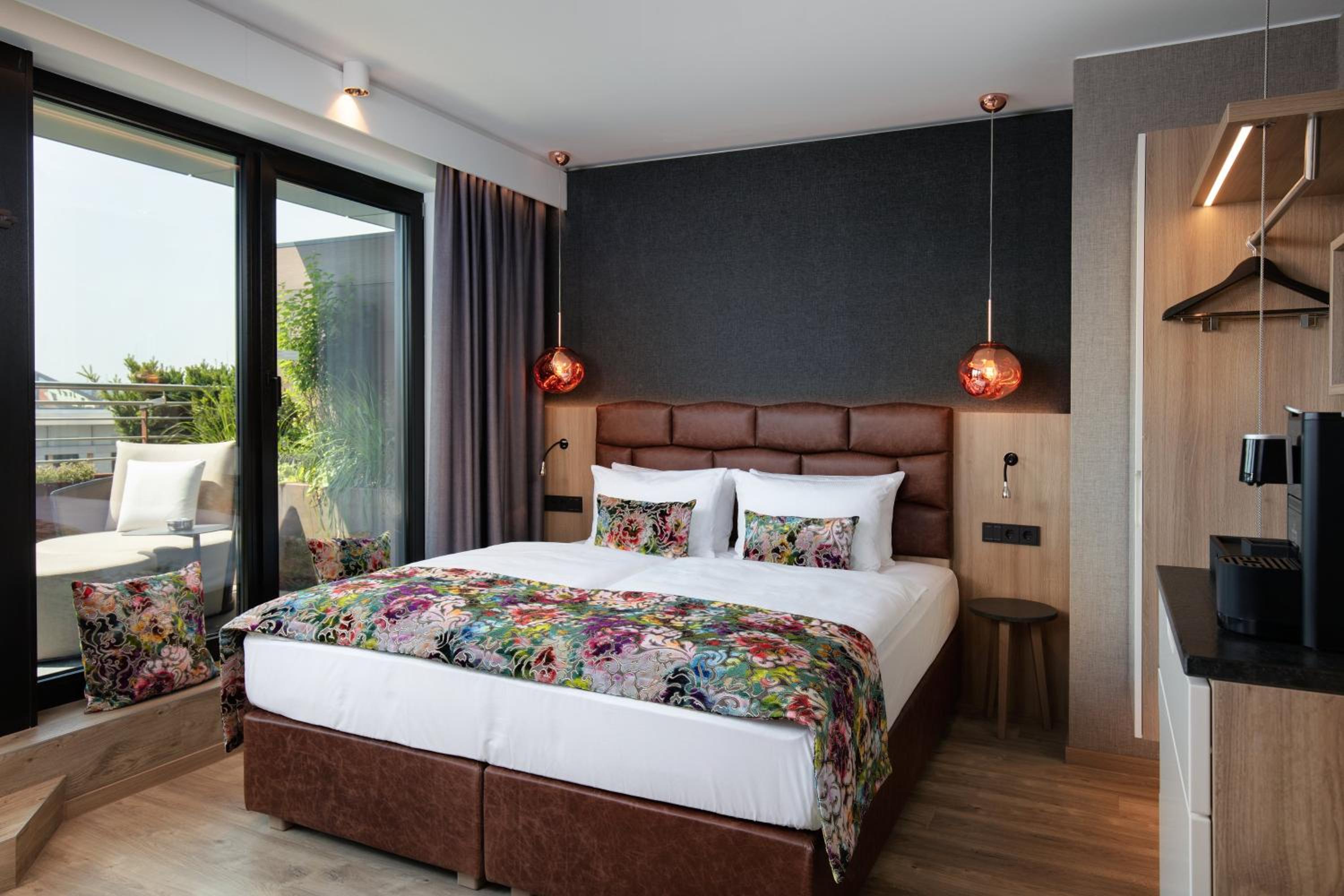 Premium King Room with Balcony - Photo 6