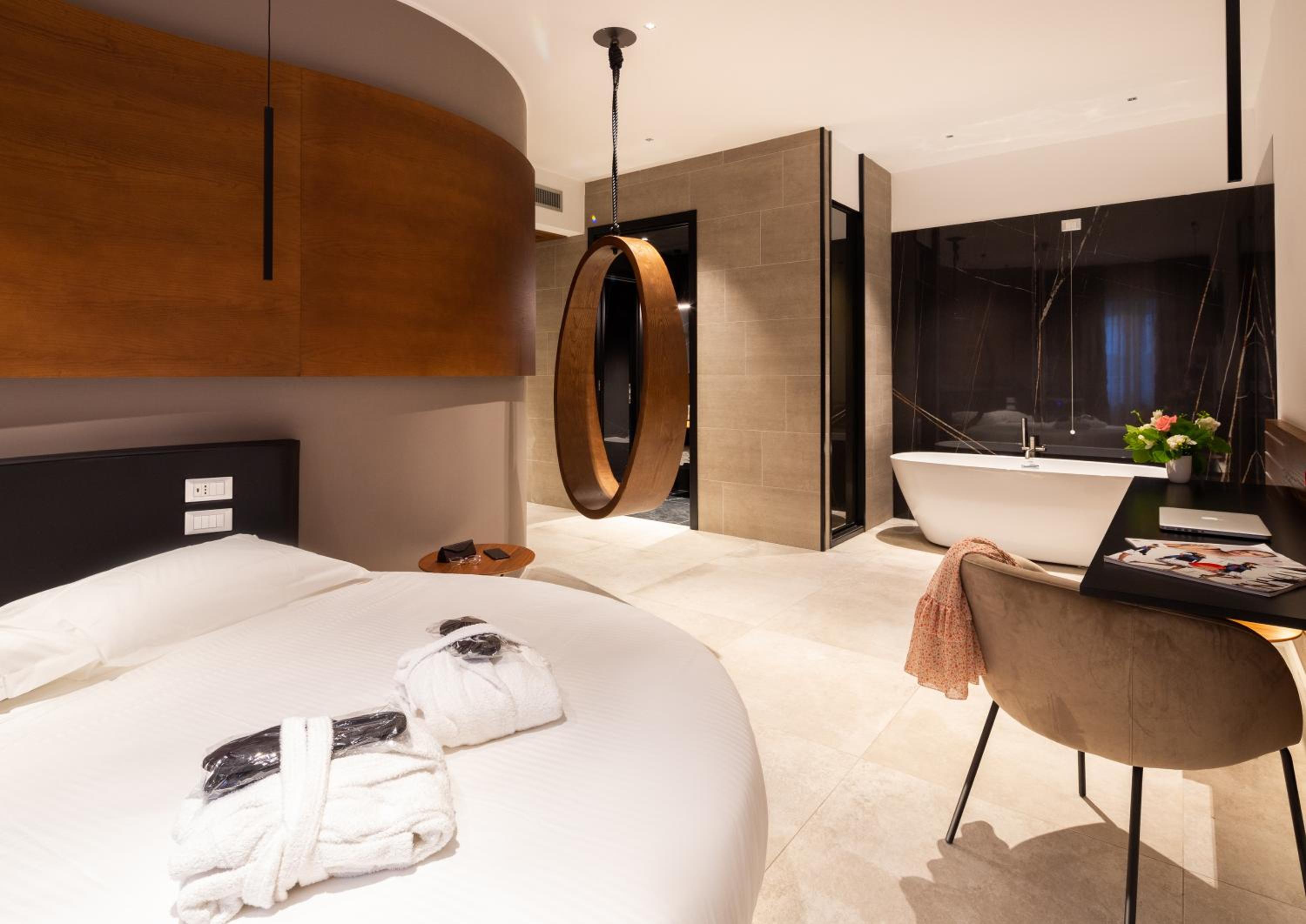 Deluxe Double Room thumbnail 5