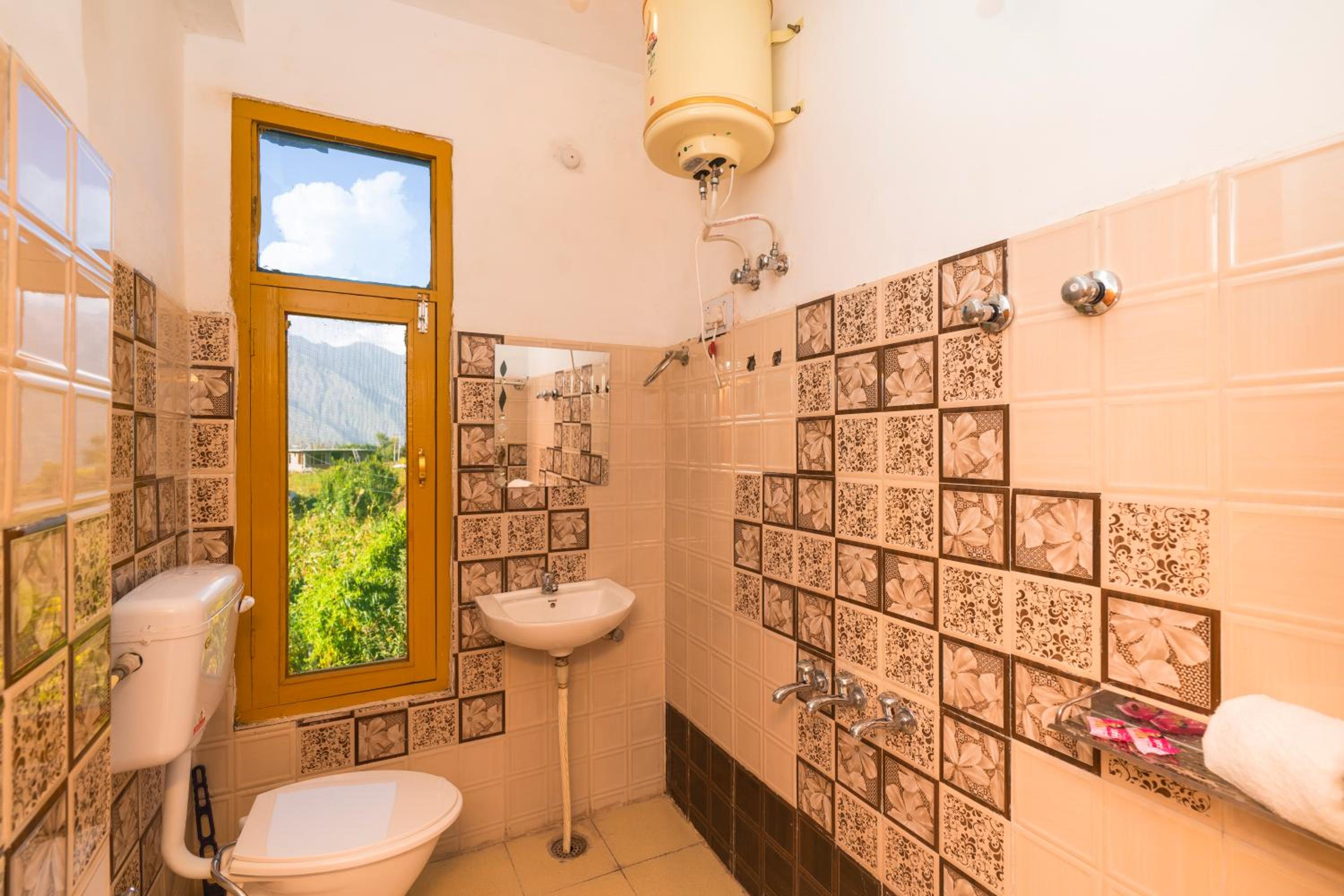 Deluxe Double Room with Balcony photo 2