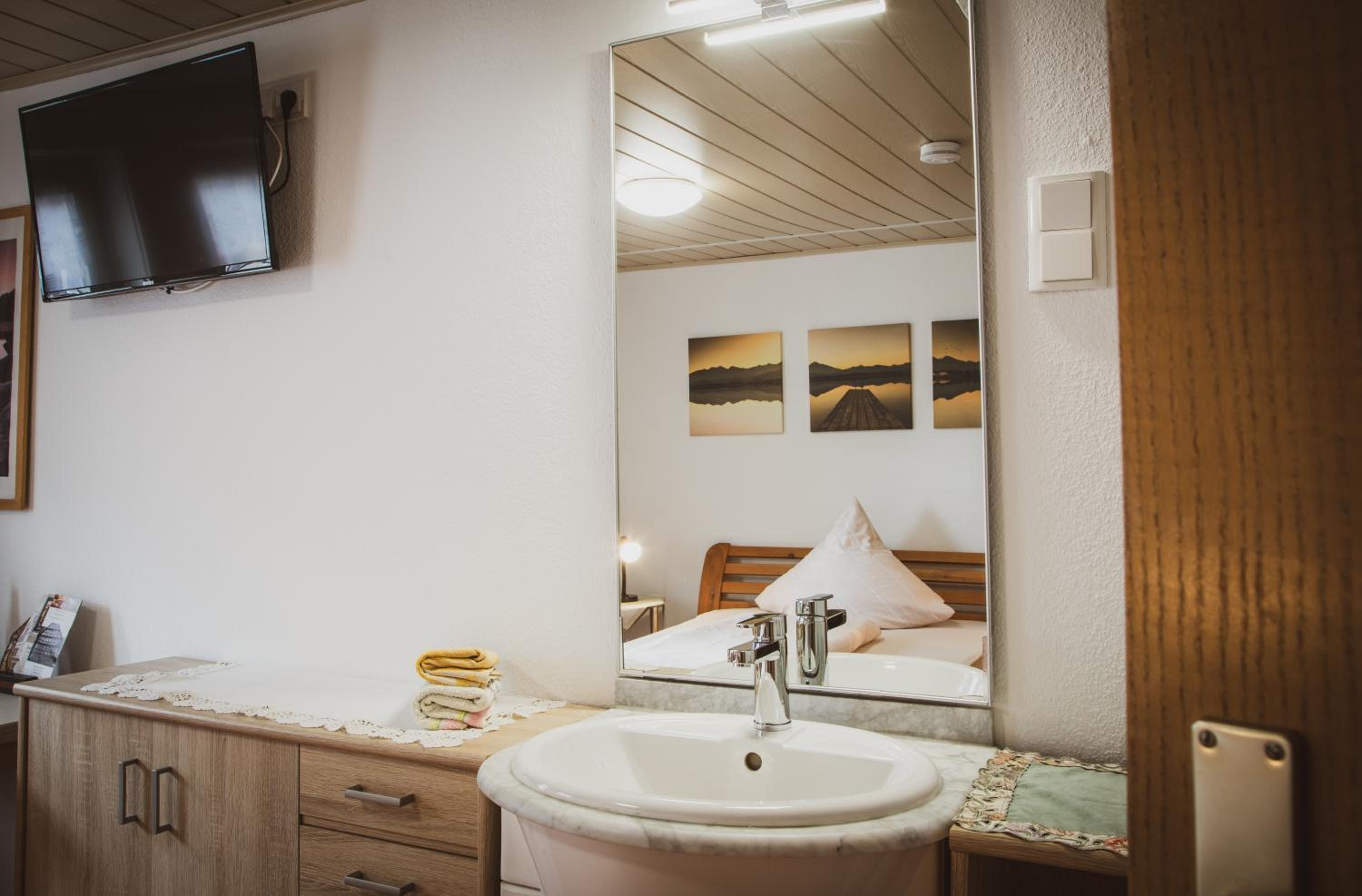 Single Room with Shared Bathroom photo 2