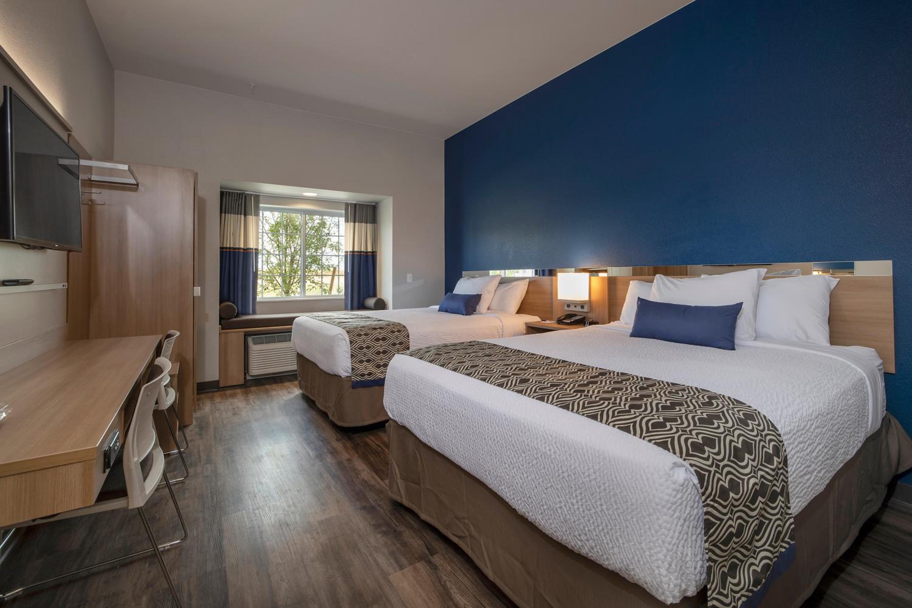 Double Room With Two Queen Beds and West View  - Non-Smoking  - Photo 2