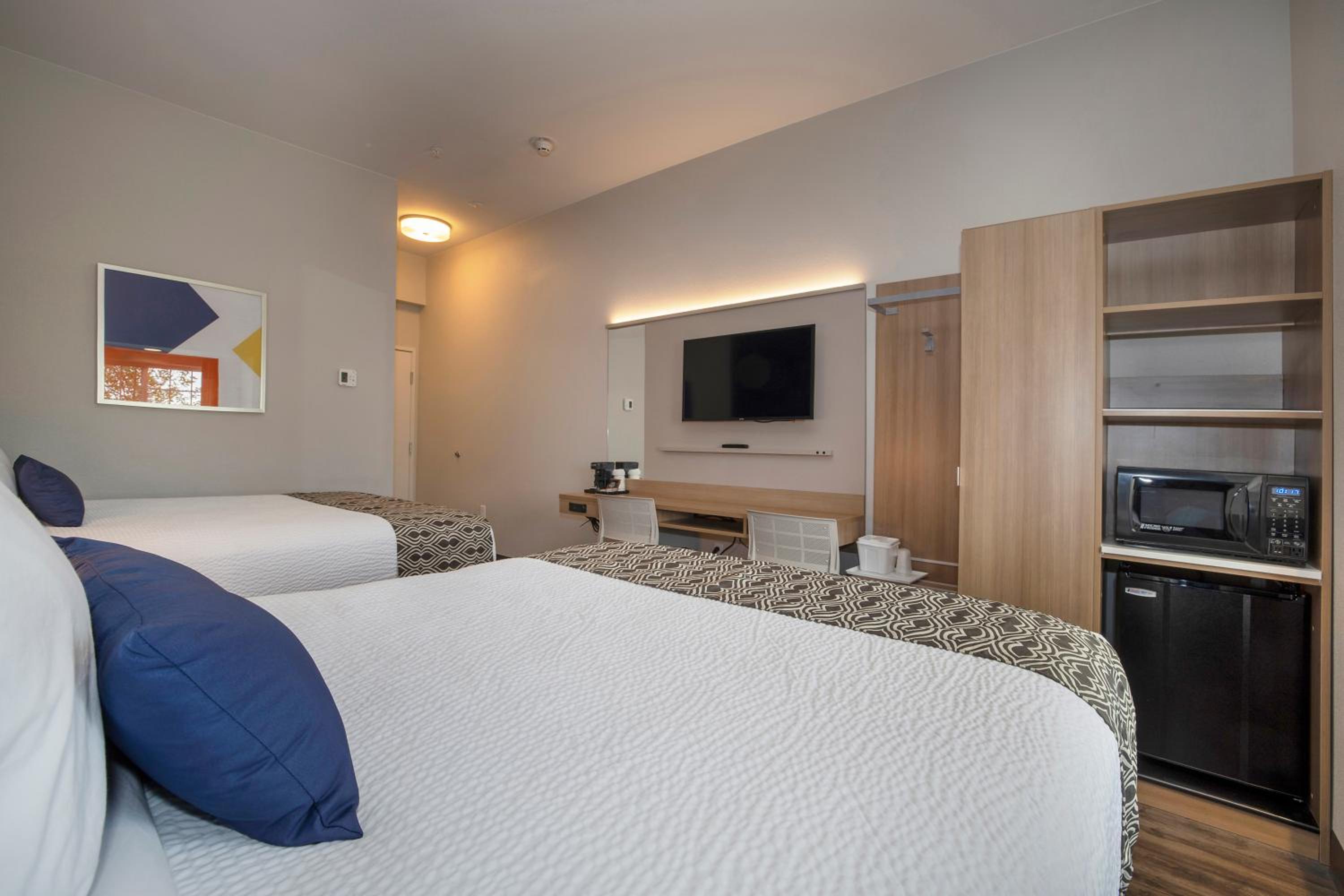 Double Room With Two Queen Beds and West View  - Non-Smoking  - Photo 4