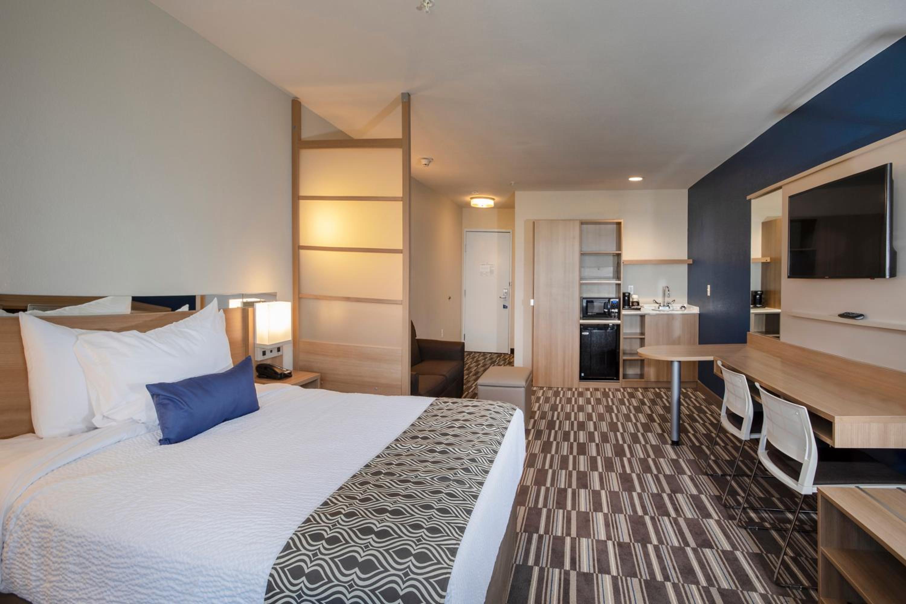 Studio Suite with One Queen Bed - East View - Non-Smoking - Photo 4