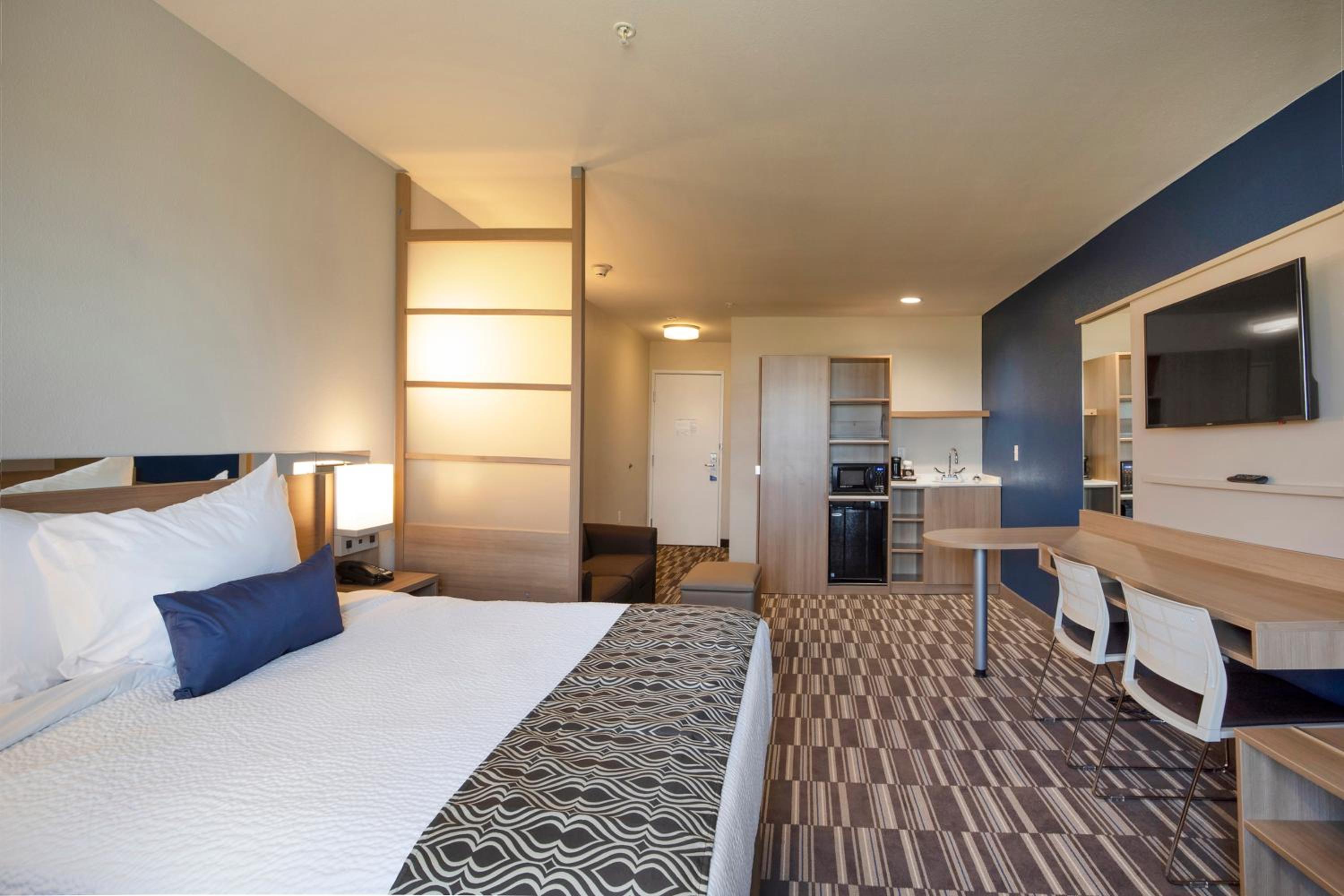 Studio Suite with One Queen Bed - East View - Non-Smoking - Photo 5