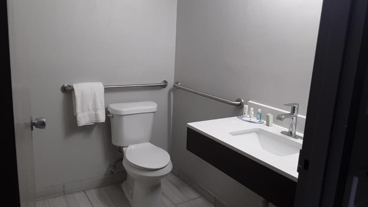 King Room - Accessible/Non-Smoking - Photo 1