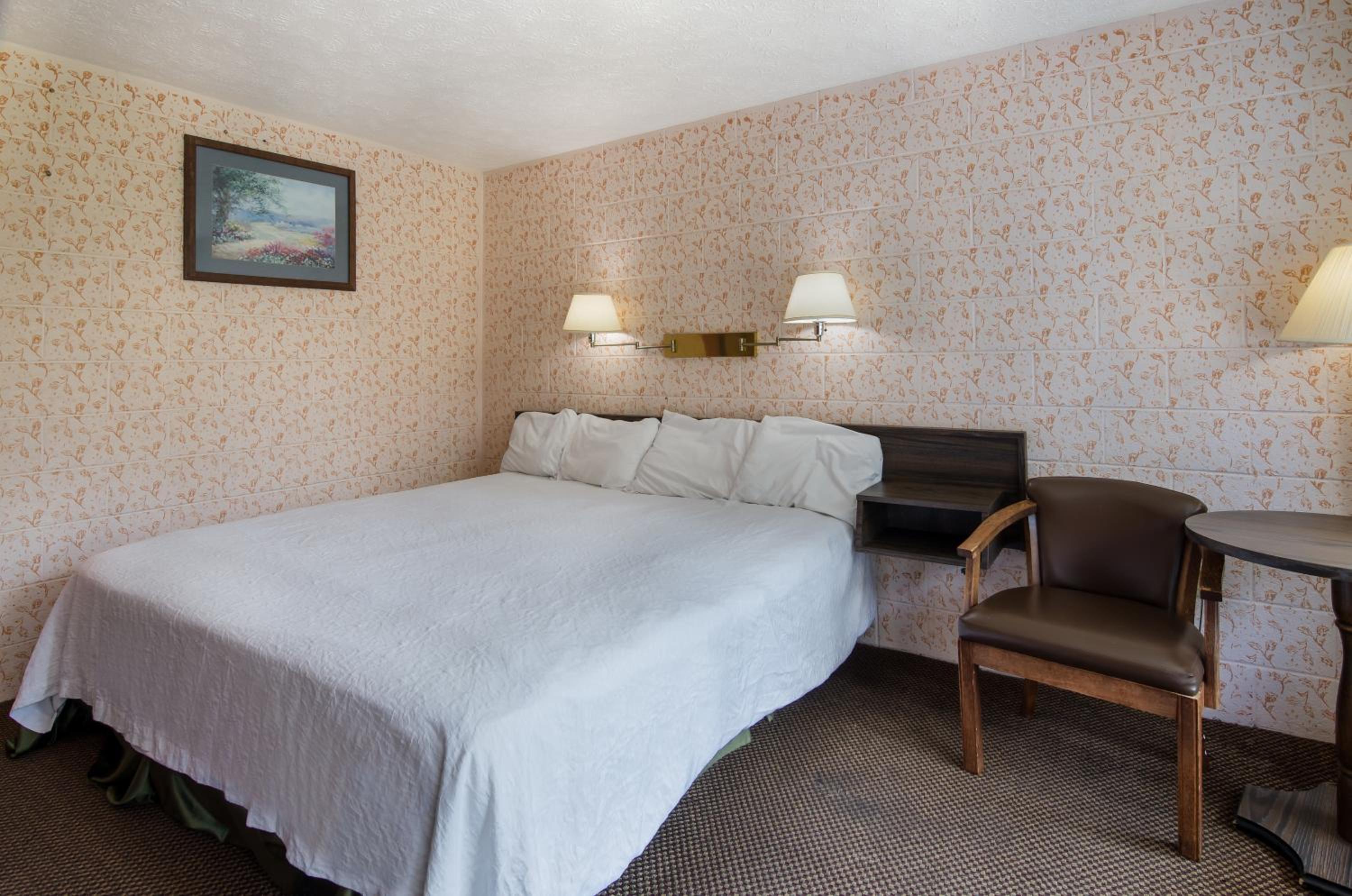 1 King Bed Non Smoking - Photo 3