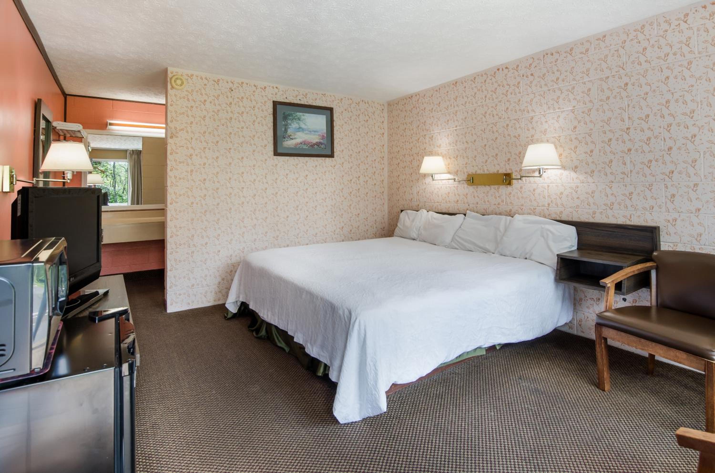 1 King Bed Non Smoking - Photo 4