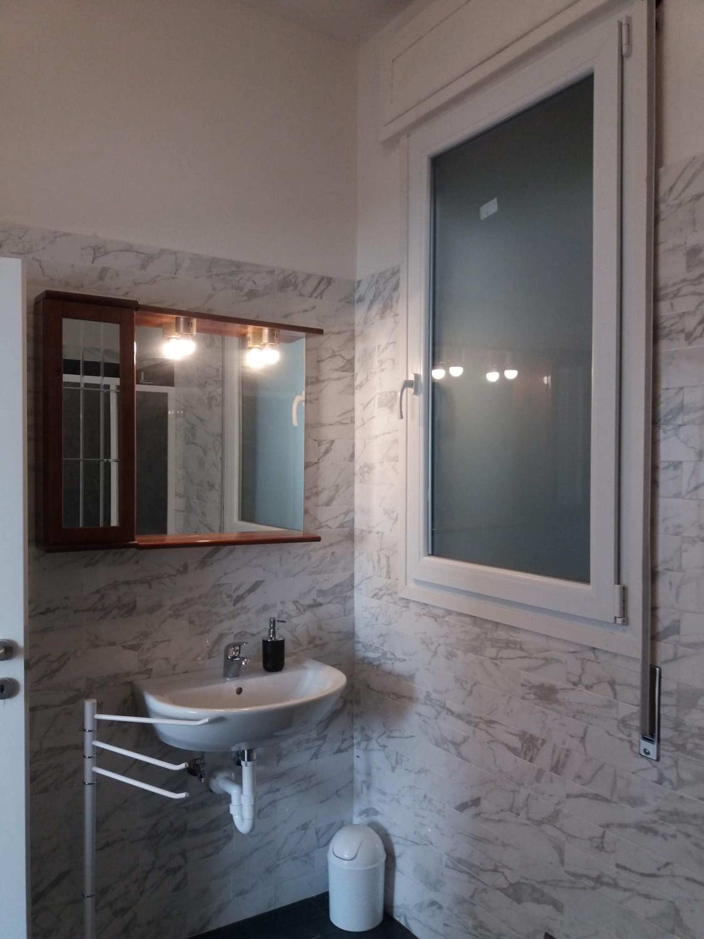 Double Room with Private Bathroom - Photo 22