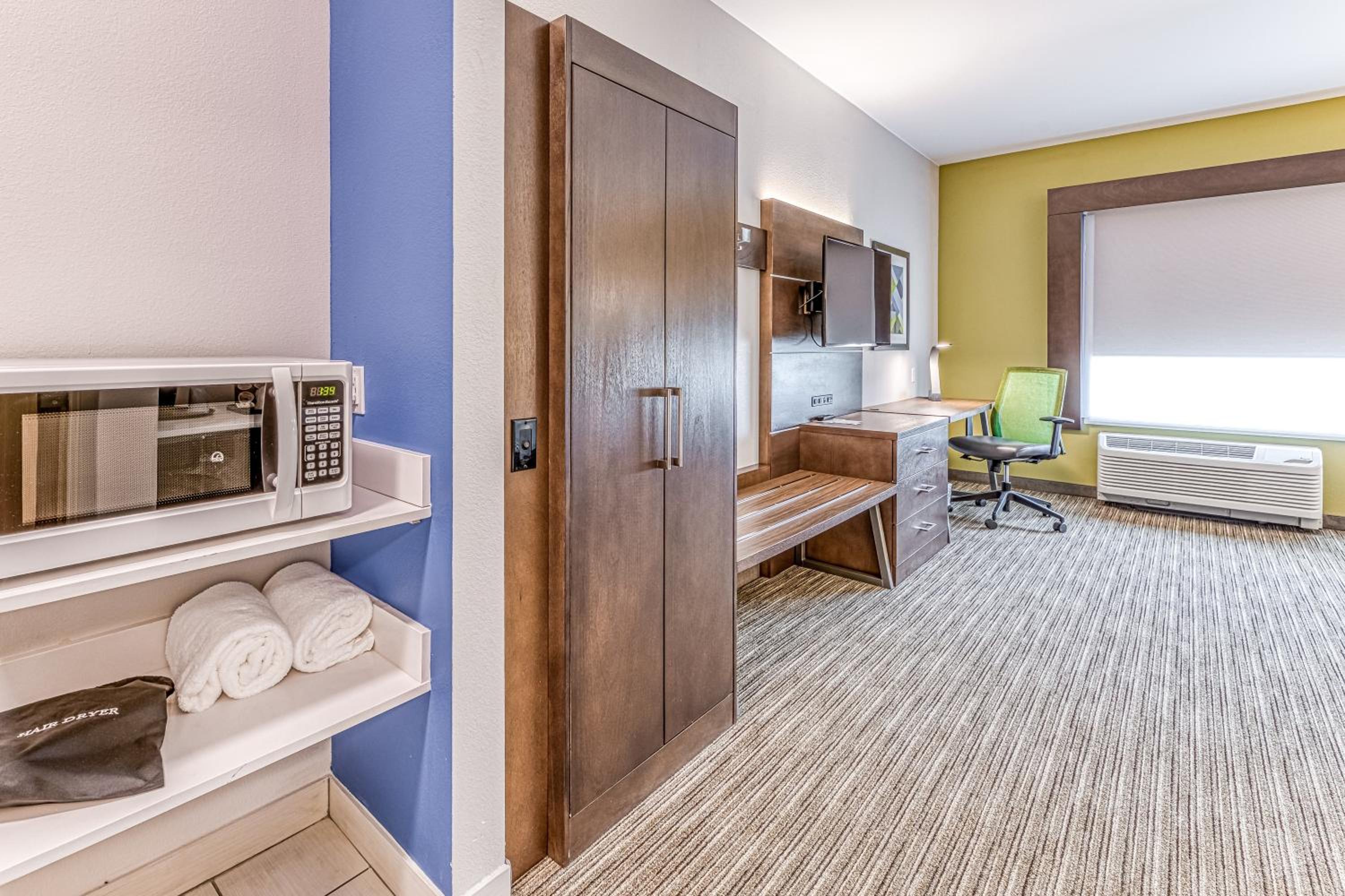 Standard King Room with Mobility Accessible Roll-In Shower photo 2