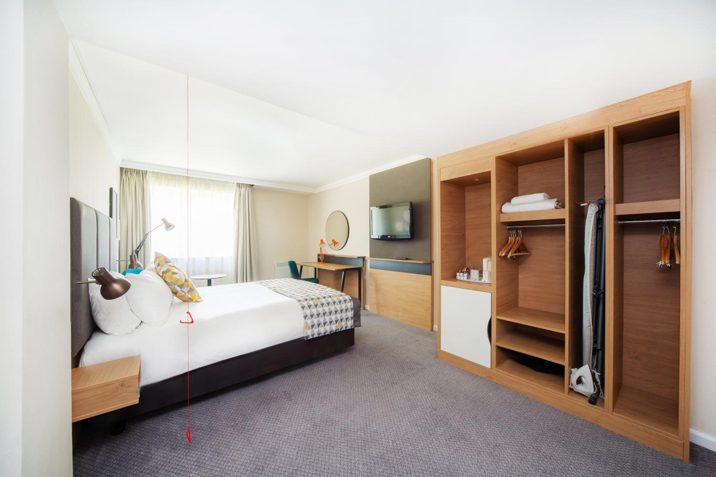 Standard Queen Room with Accessible Walk-In Shower - Photo 6