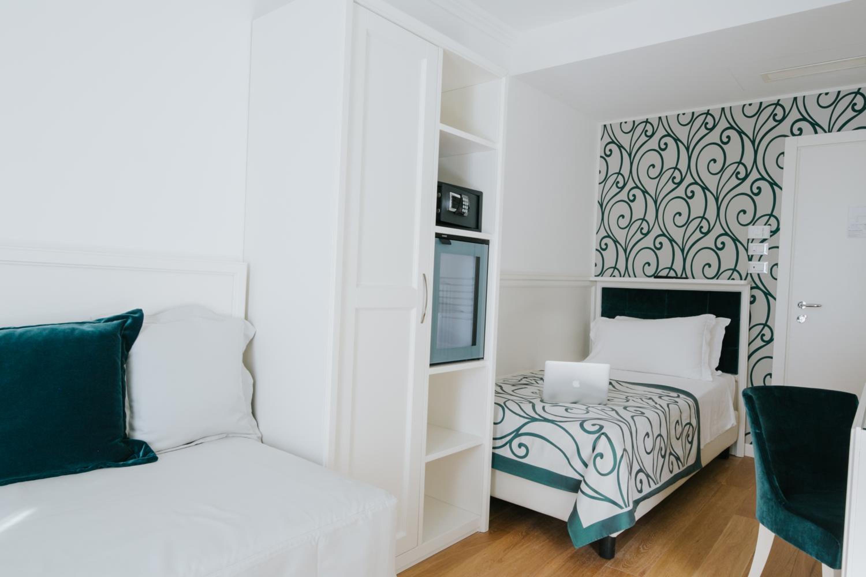 Twin Room - Photo 12