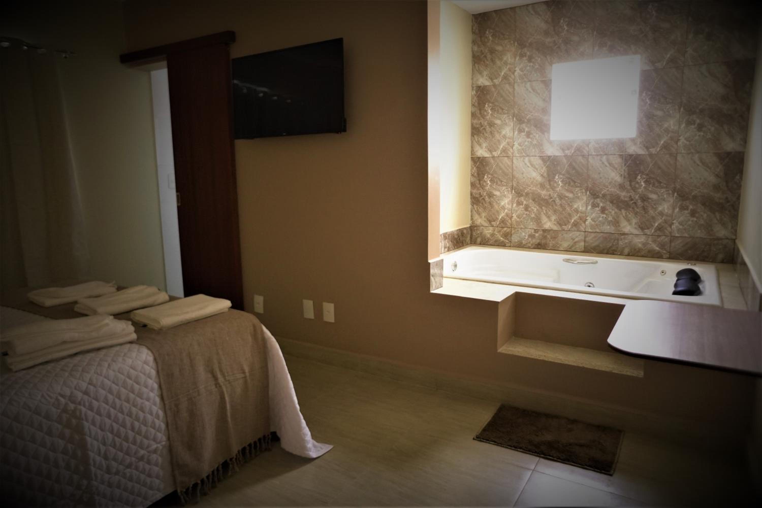 Double Room with Spa Bath - Photo 2