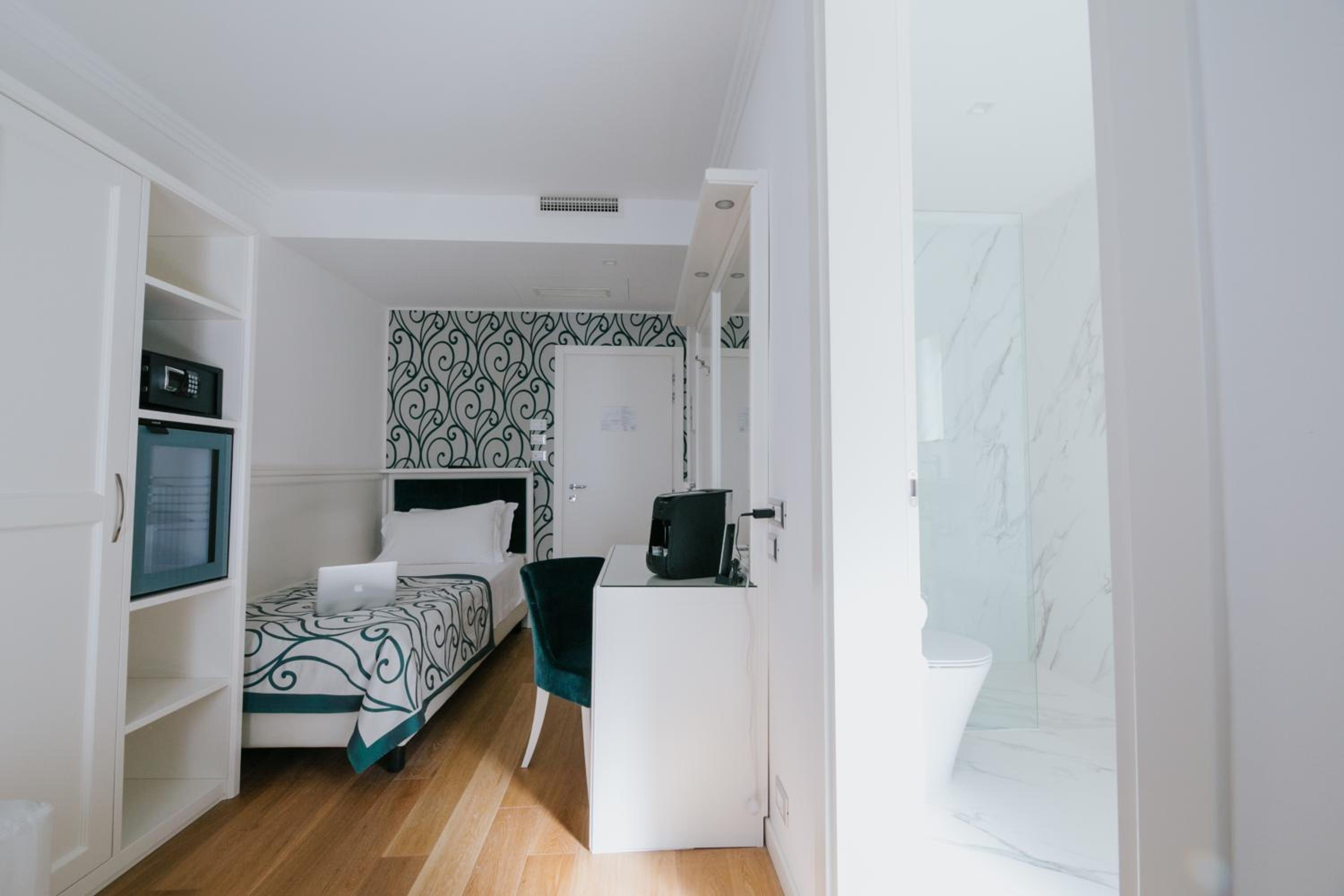 Twin Room - Photo 11