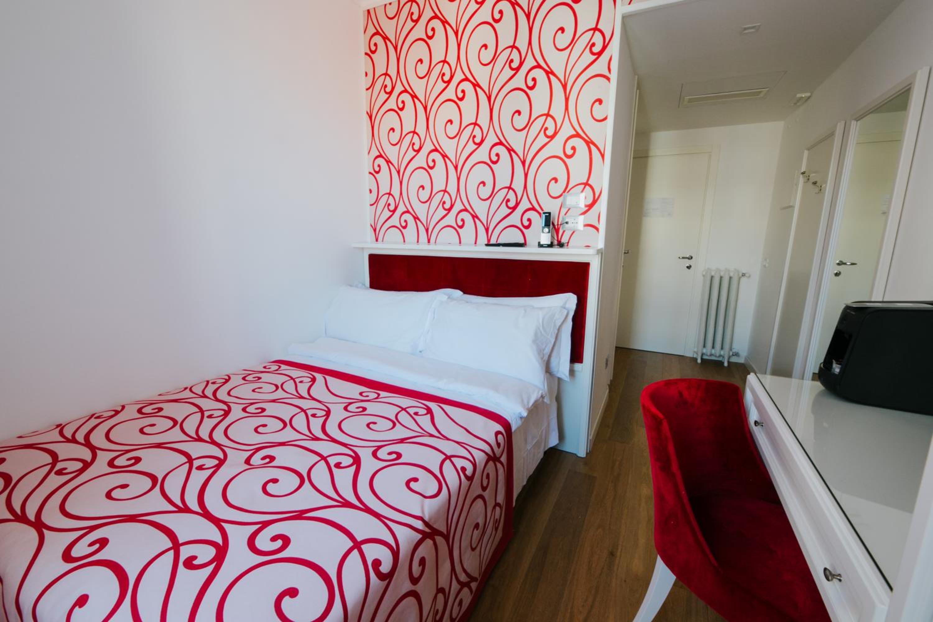 Double Room - Photo 18