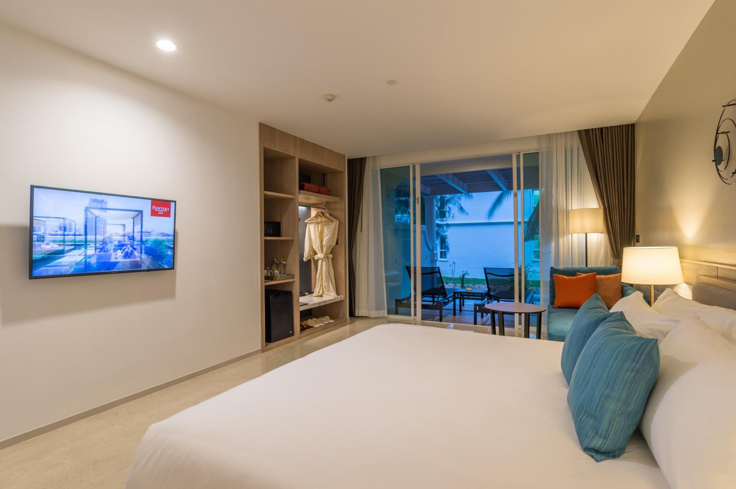 Premium Deluxe Pool Terrace King - Photo 3