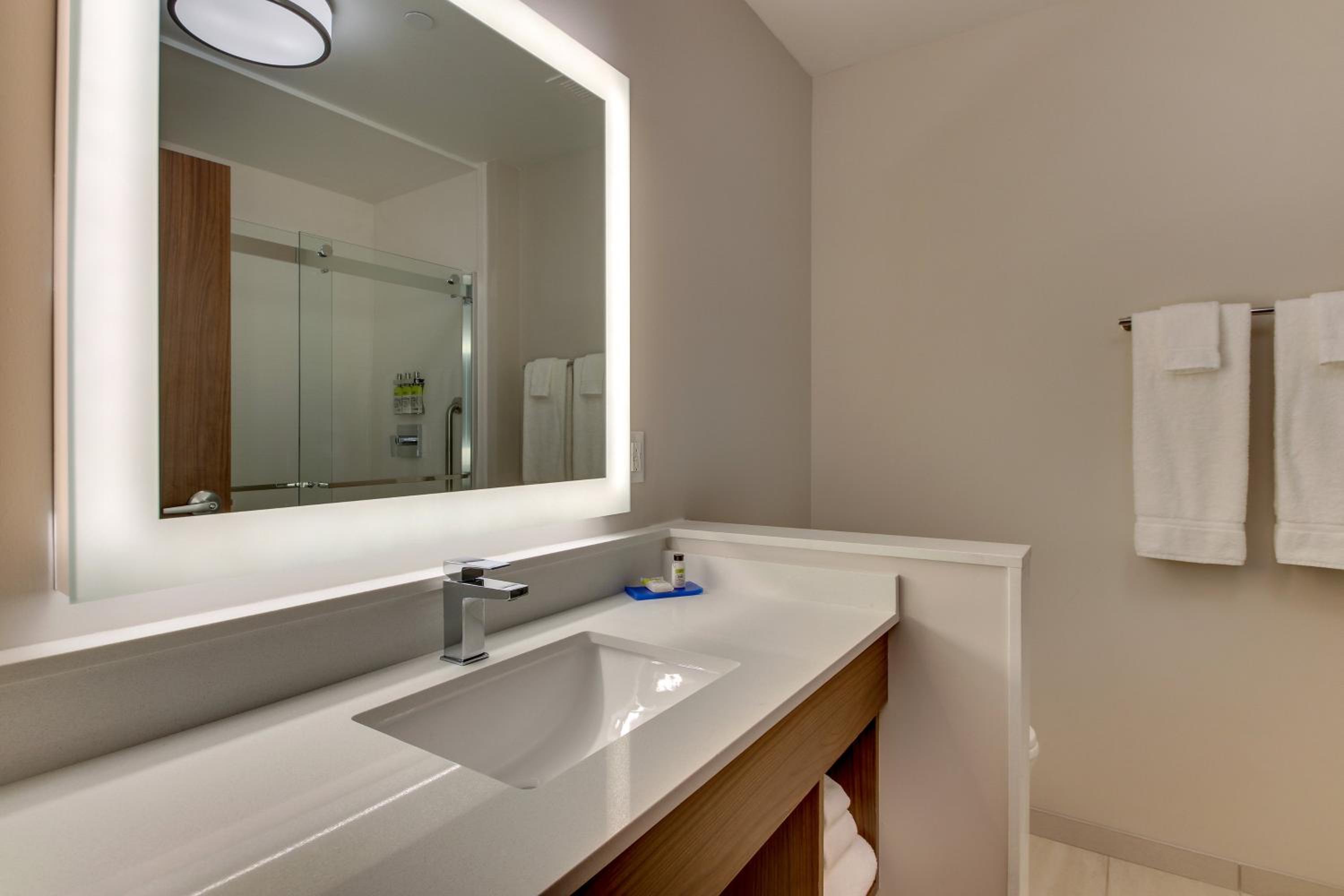 Standard King Room - Photo 6