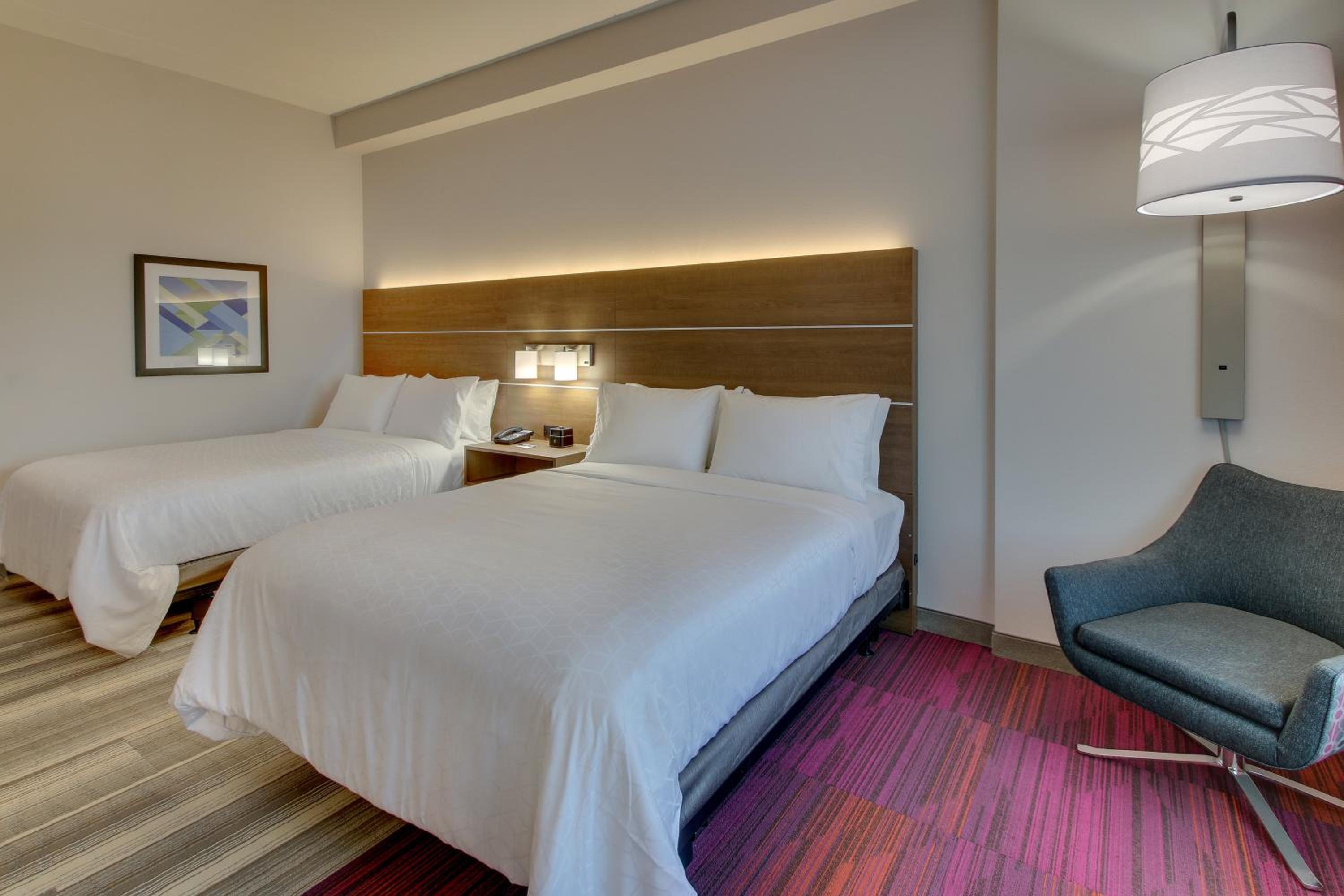 Standard Queen Room with Two Queen Beds and Mobility Accessible Tub - Photo 10
