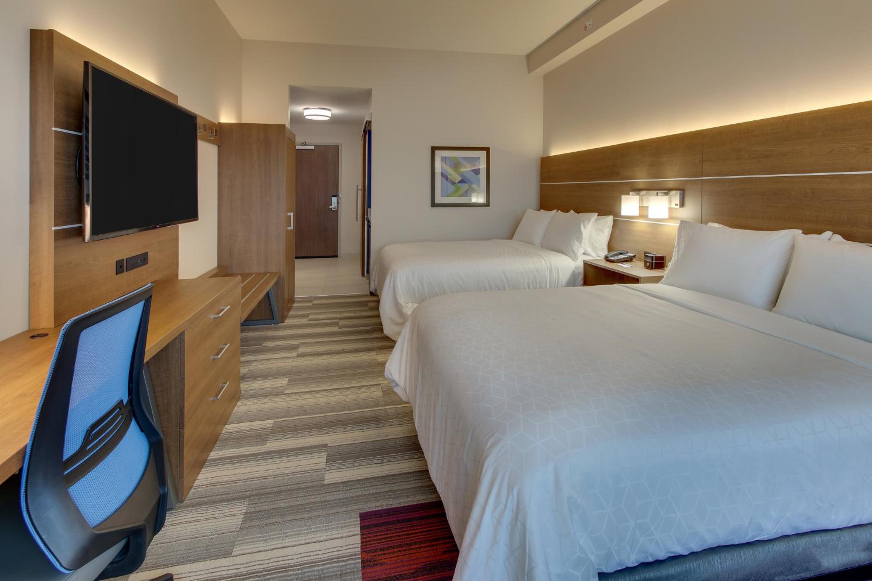 Standard Queen Room with Two Queen Beds - Extra Floor Space - Photo 2