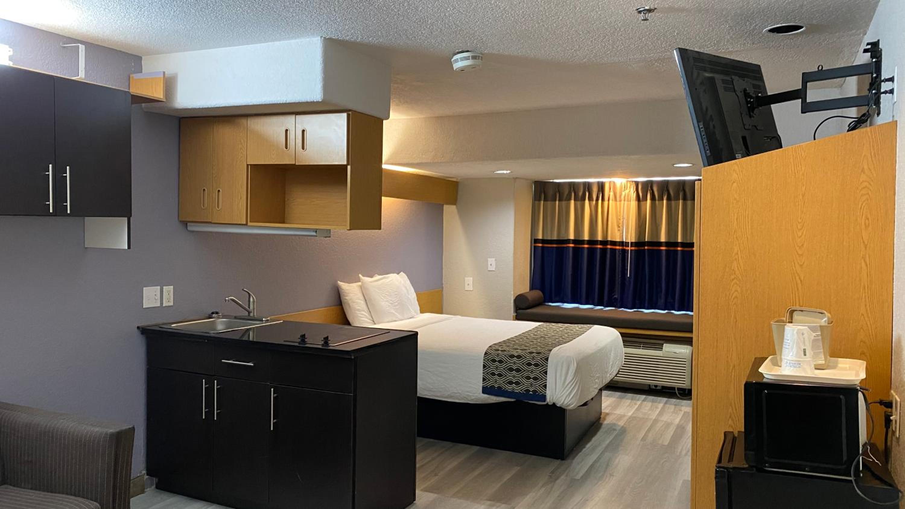 Queen Suite - Non-Smoking - Photo 5