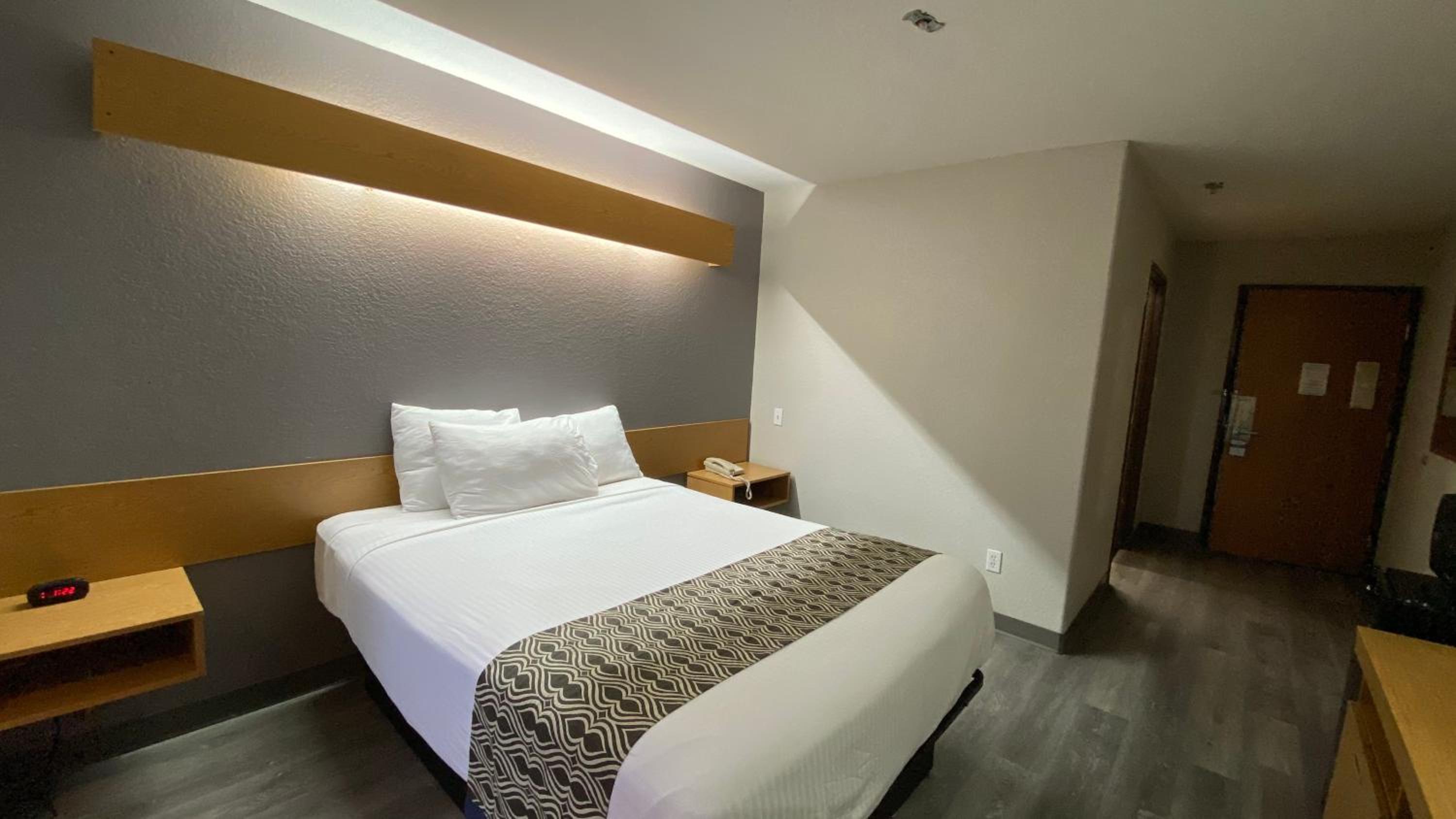 Queen Room - Disability Access/Non-Smoking - Photo 6