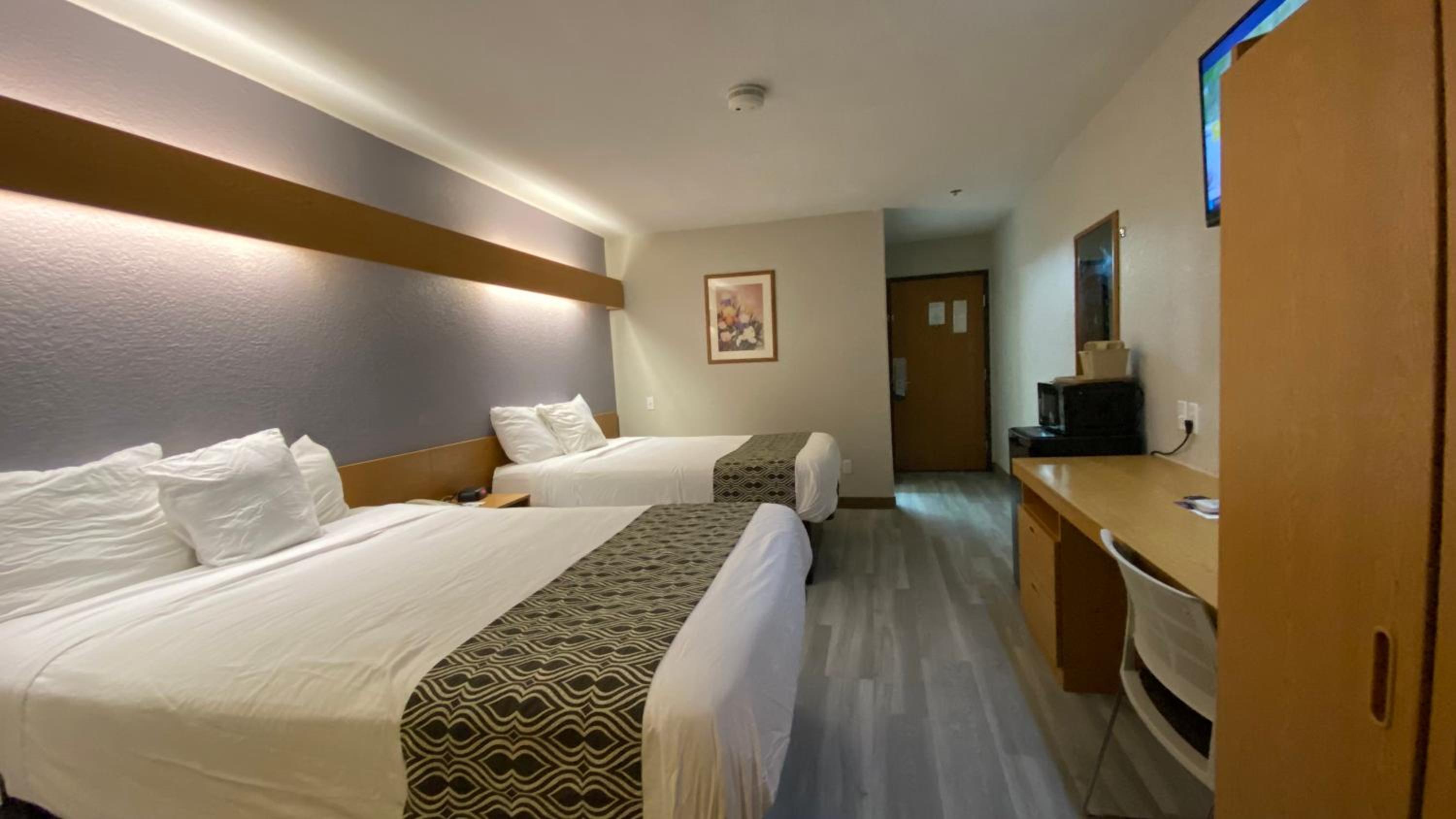Queen Room with Two Queen Beds - Non-Smoking - Photo 1
