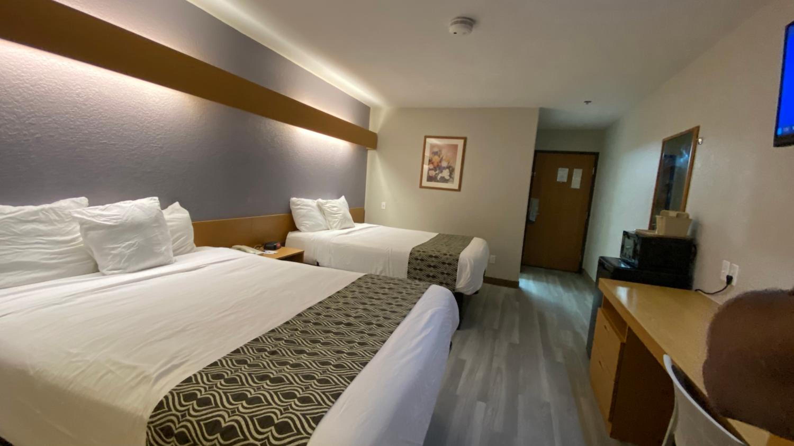 Queen Room with Two Queen Beds - Non-Smoking - Photo 3