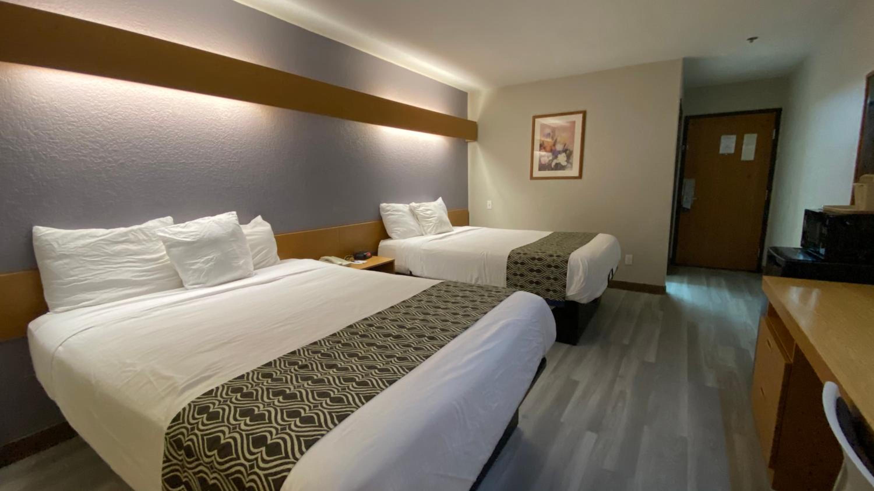 Queen Room with Two Queen Beds - Non-Smoking - Photo 4