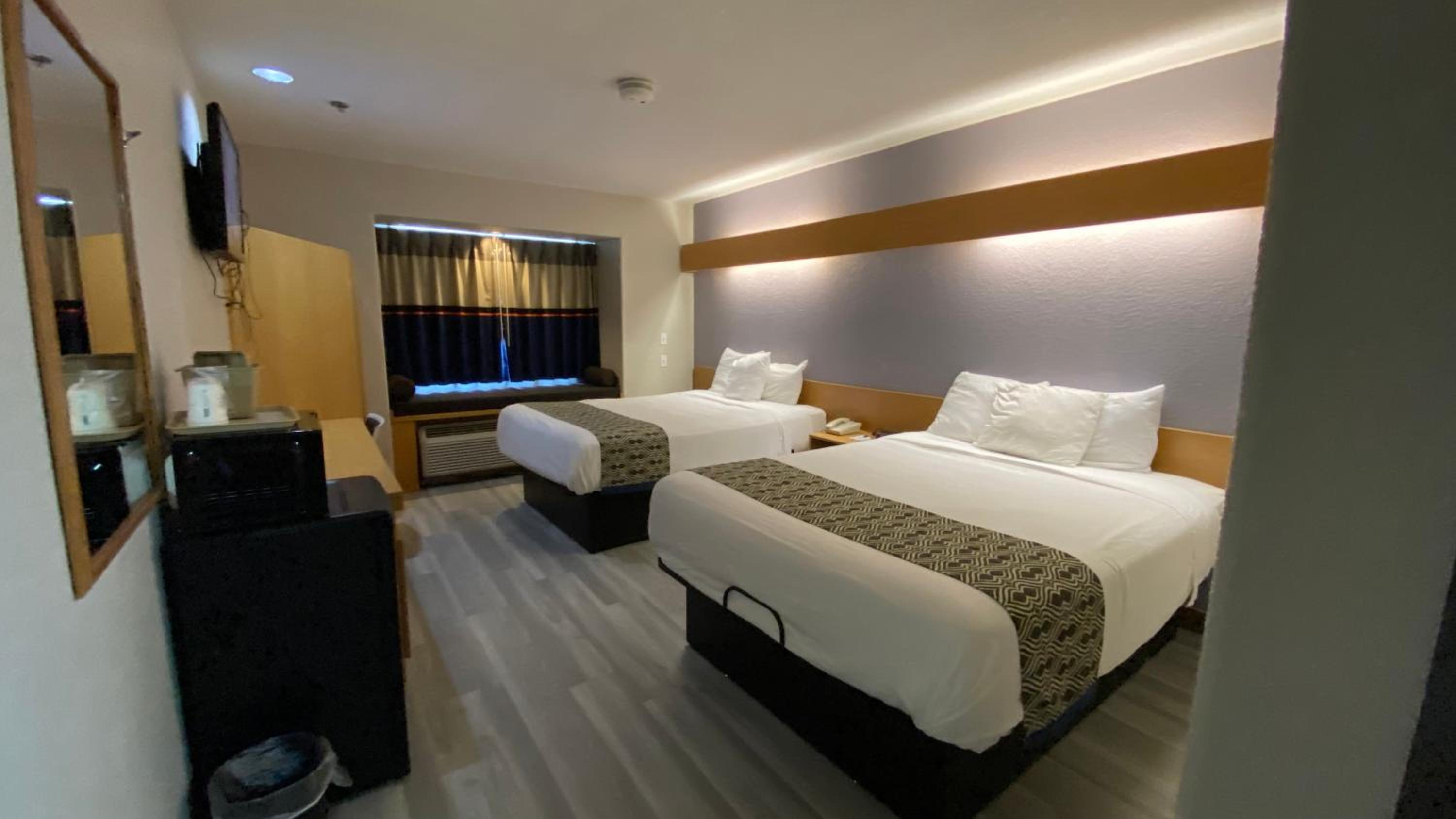 Queen Room with Two Queen Beds - Non-Smoking - Photo 6