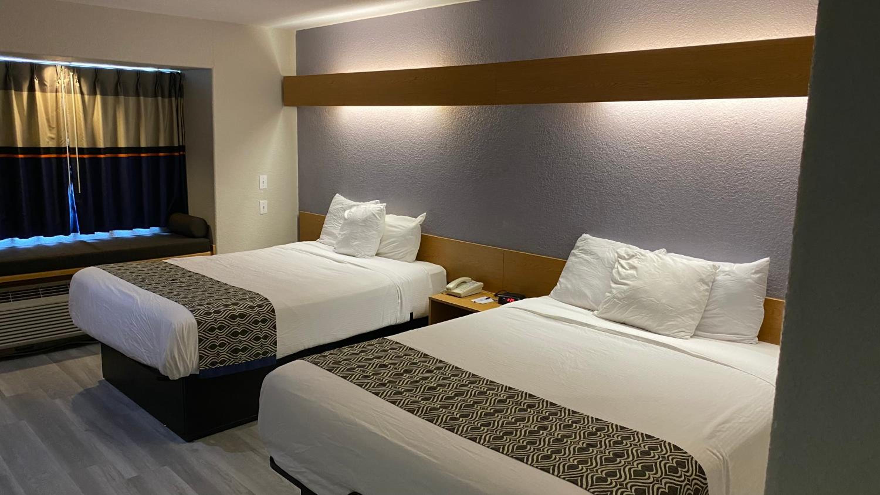 Queen Room with Two Queen Beds - Non-Smoking - Photo 8