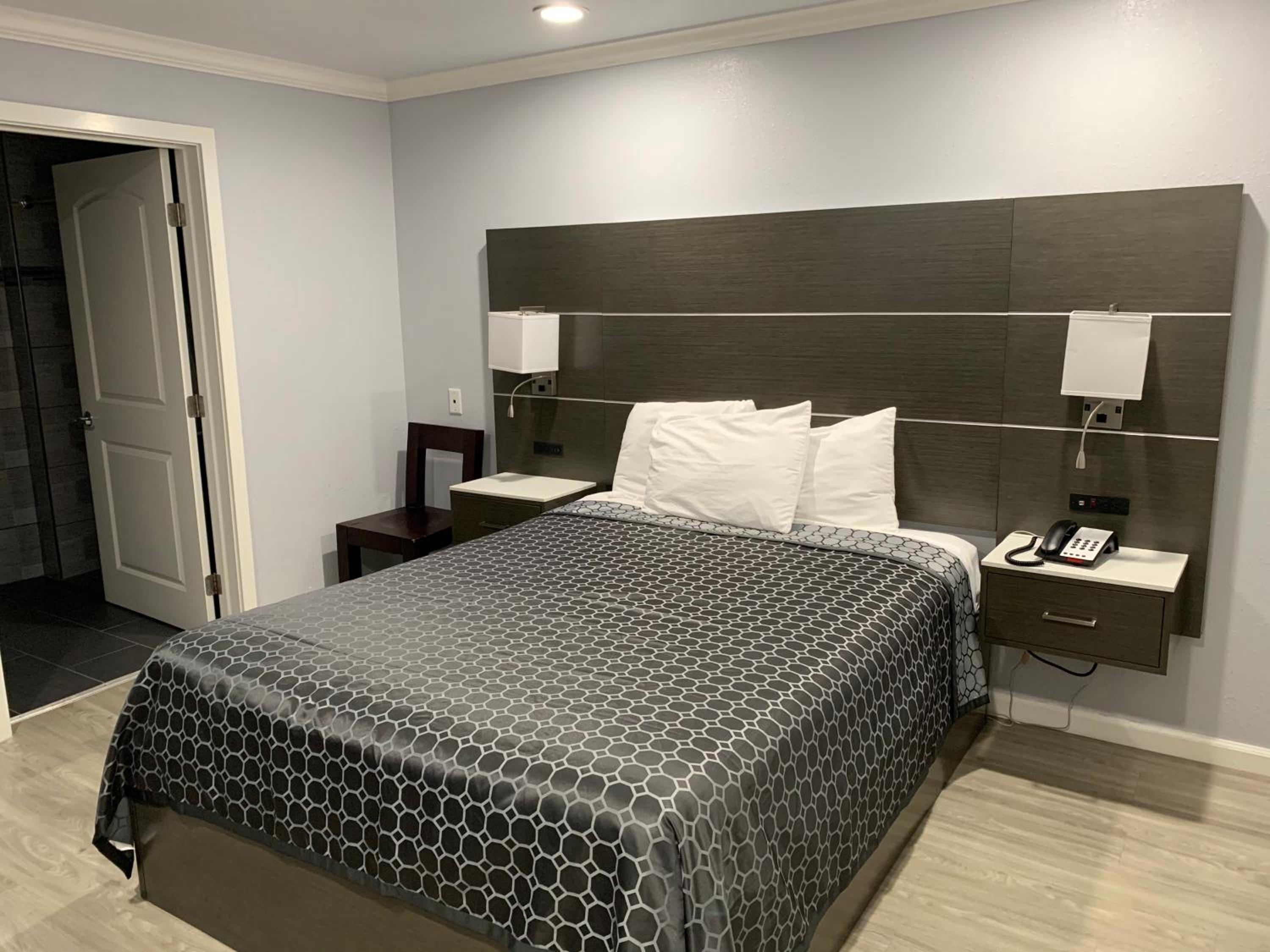 Queen Room - Disability Access - Photo 1