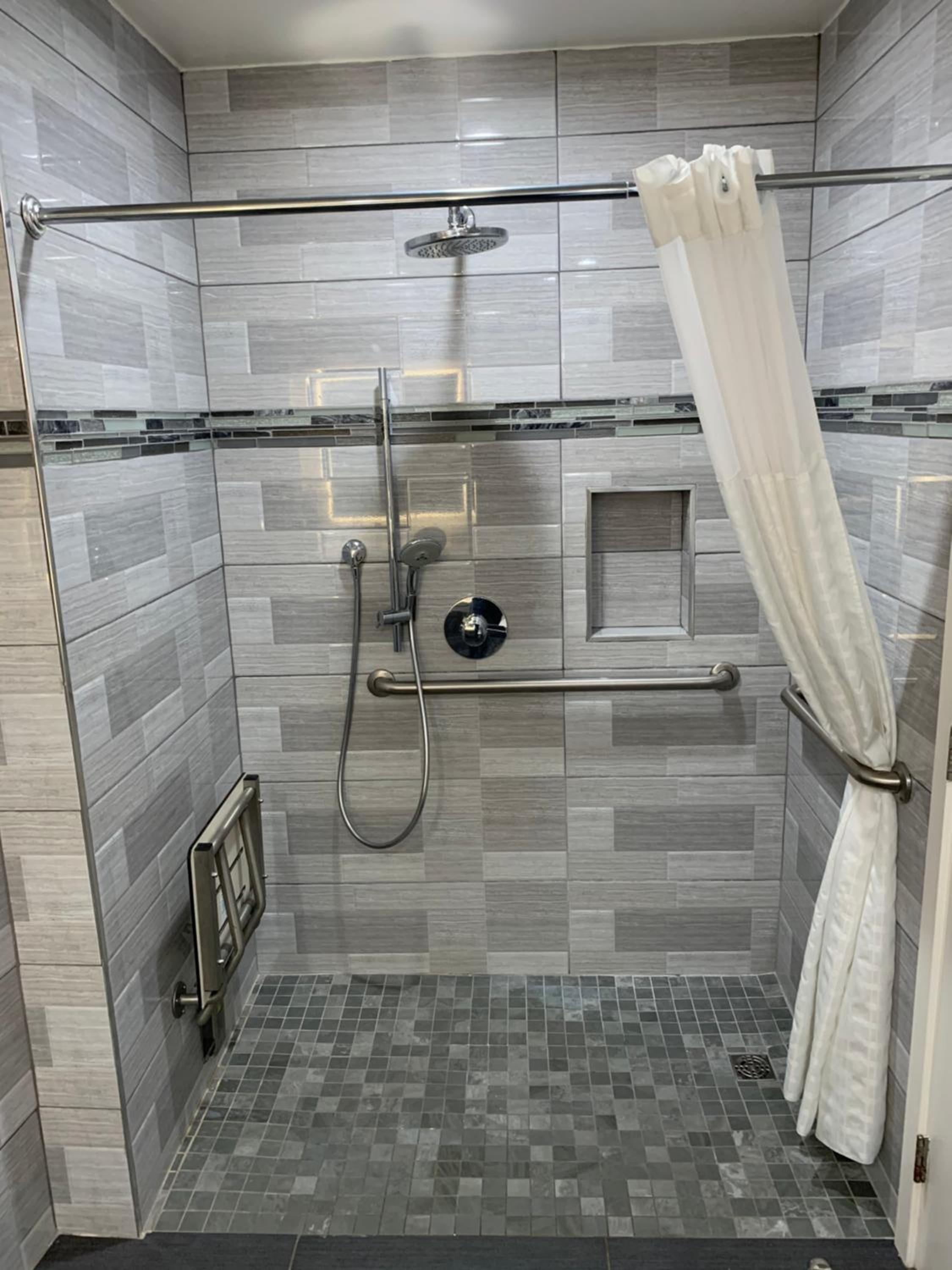 Queen Room - Disability Access - Photo 4